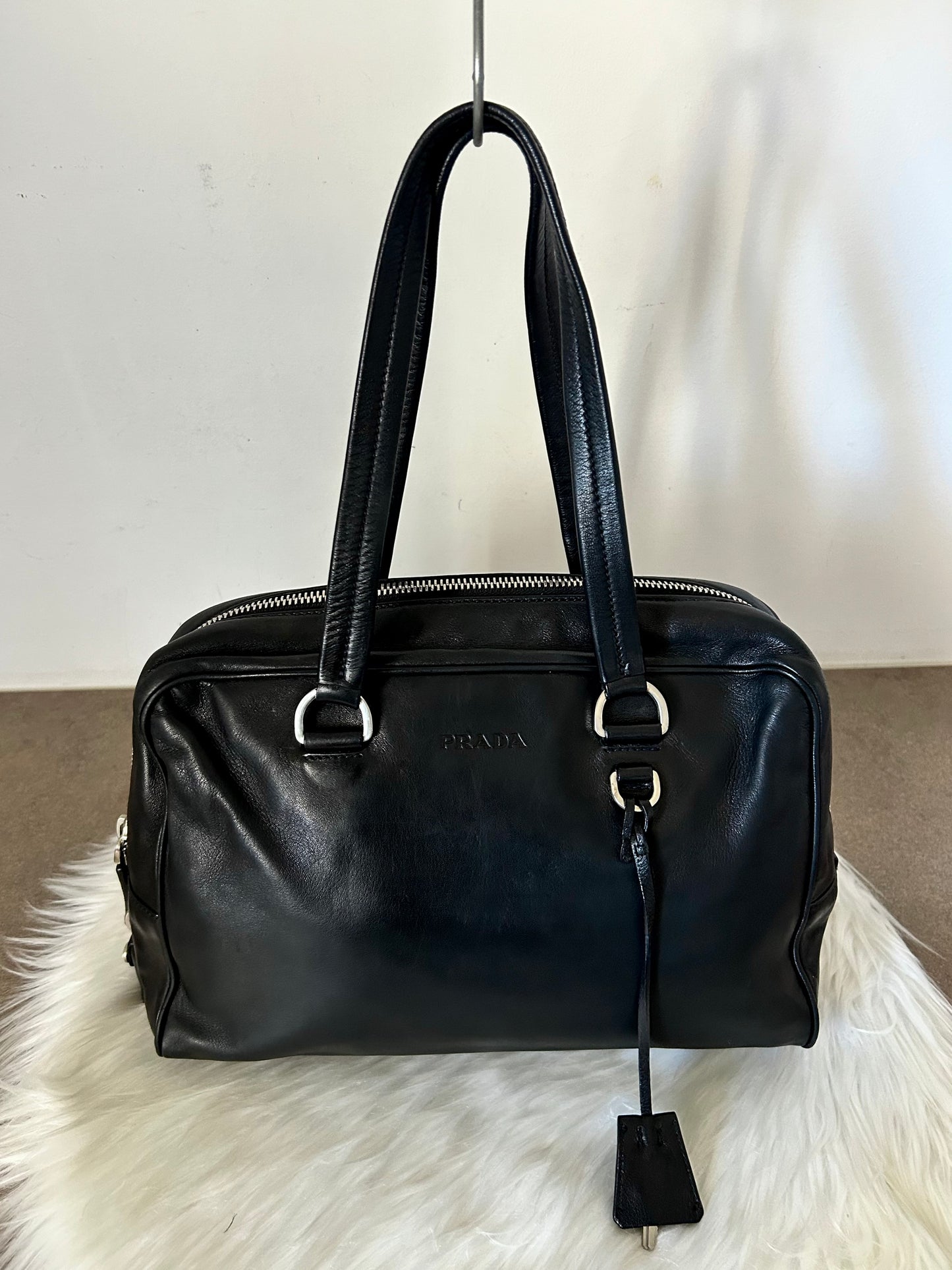 Prada tote bag in pelle nera e interni rosa