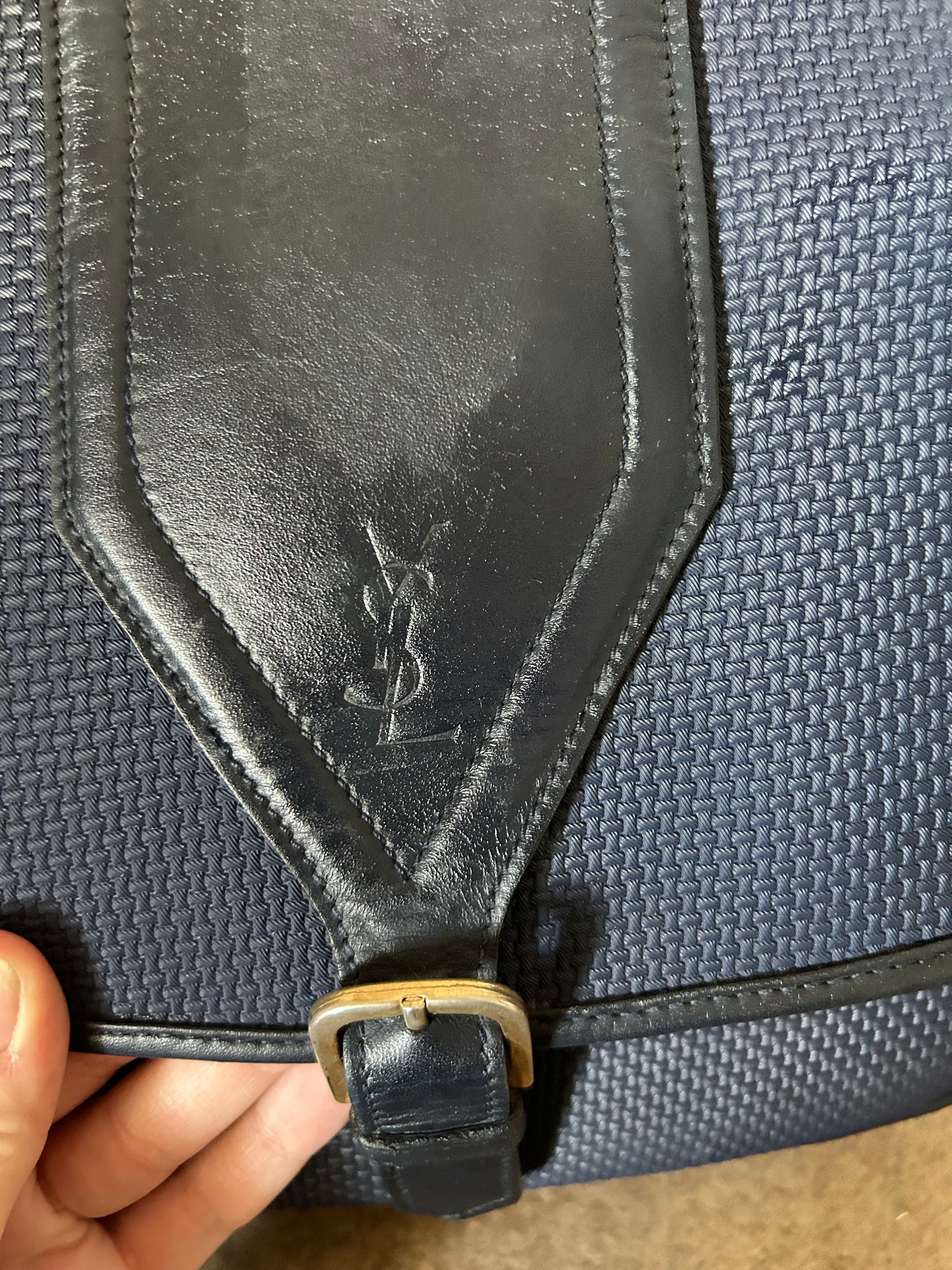 Yves Saint Laurent modello postina blu scuro