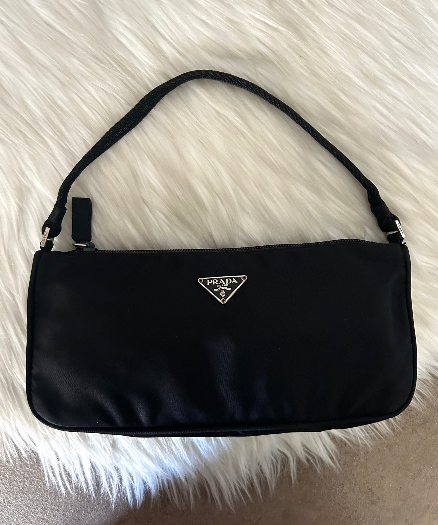 Prada baguette nera in nylon