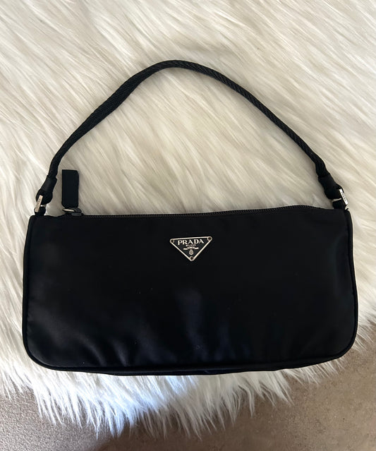 Prada baguette nera in nylon