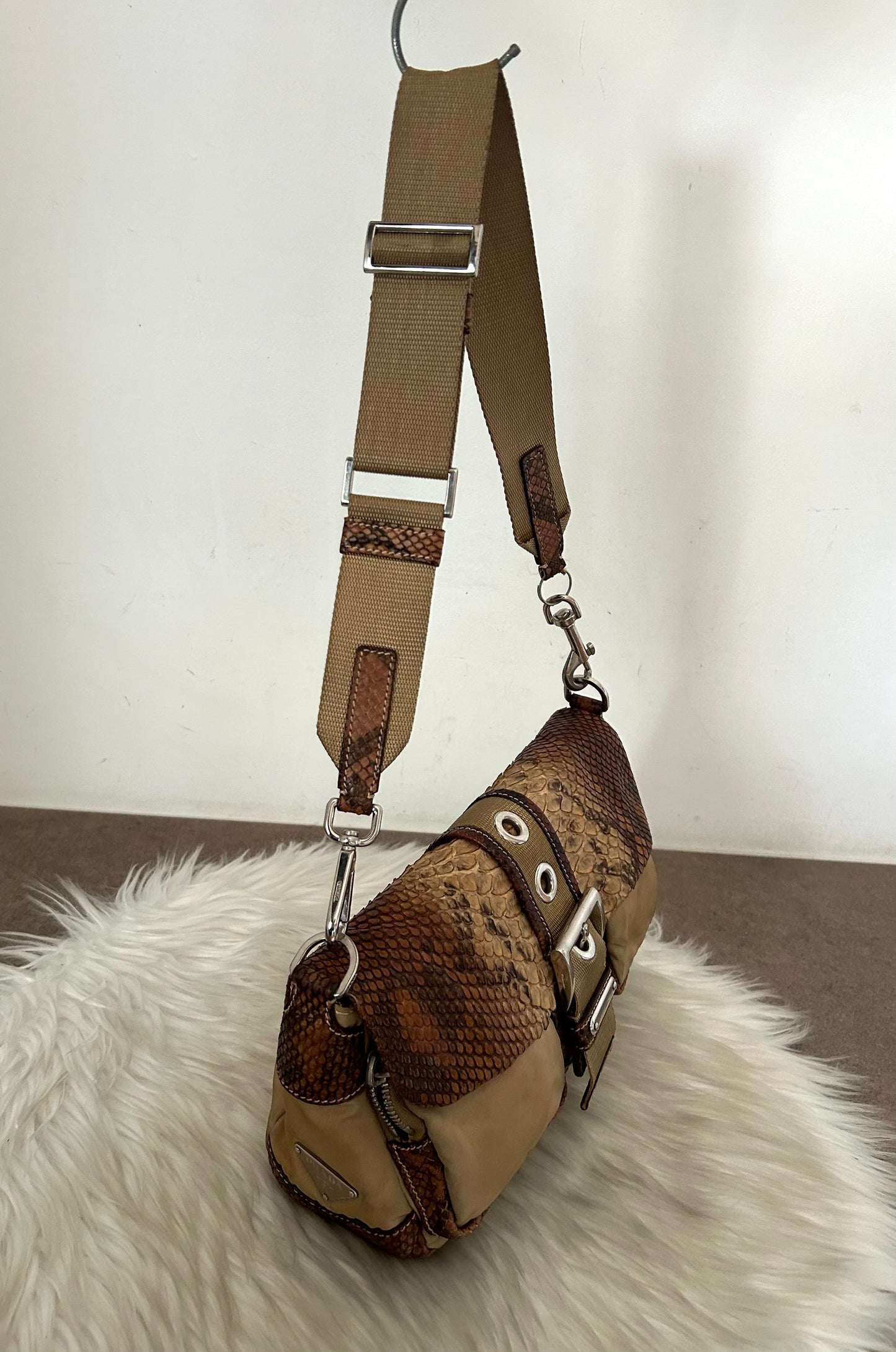 Prada Multipocket baguette in pelle di pitone e nylon