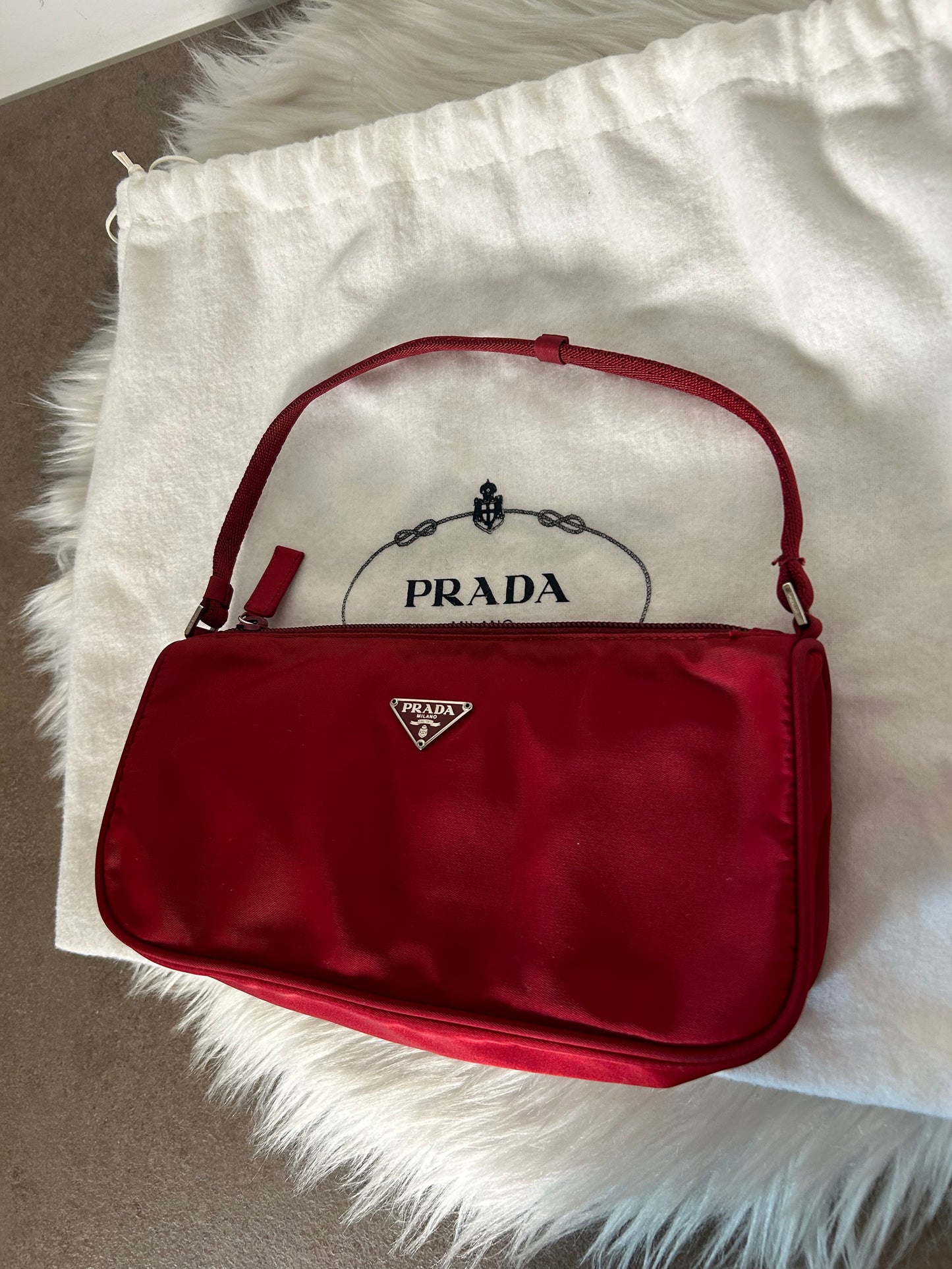 Prada baguette bordeaux in nylon