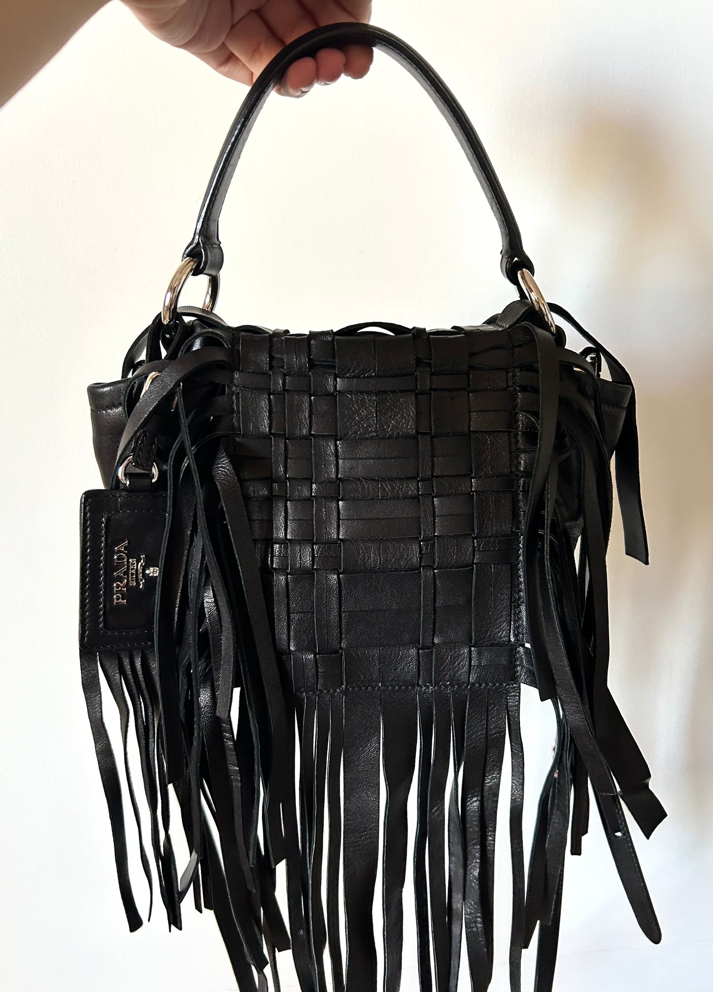 Prada in pelle nera con frange