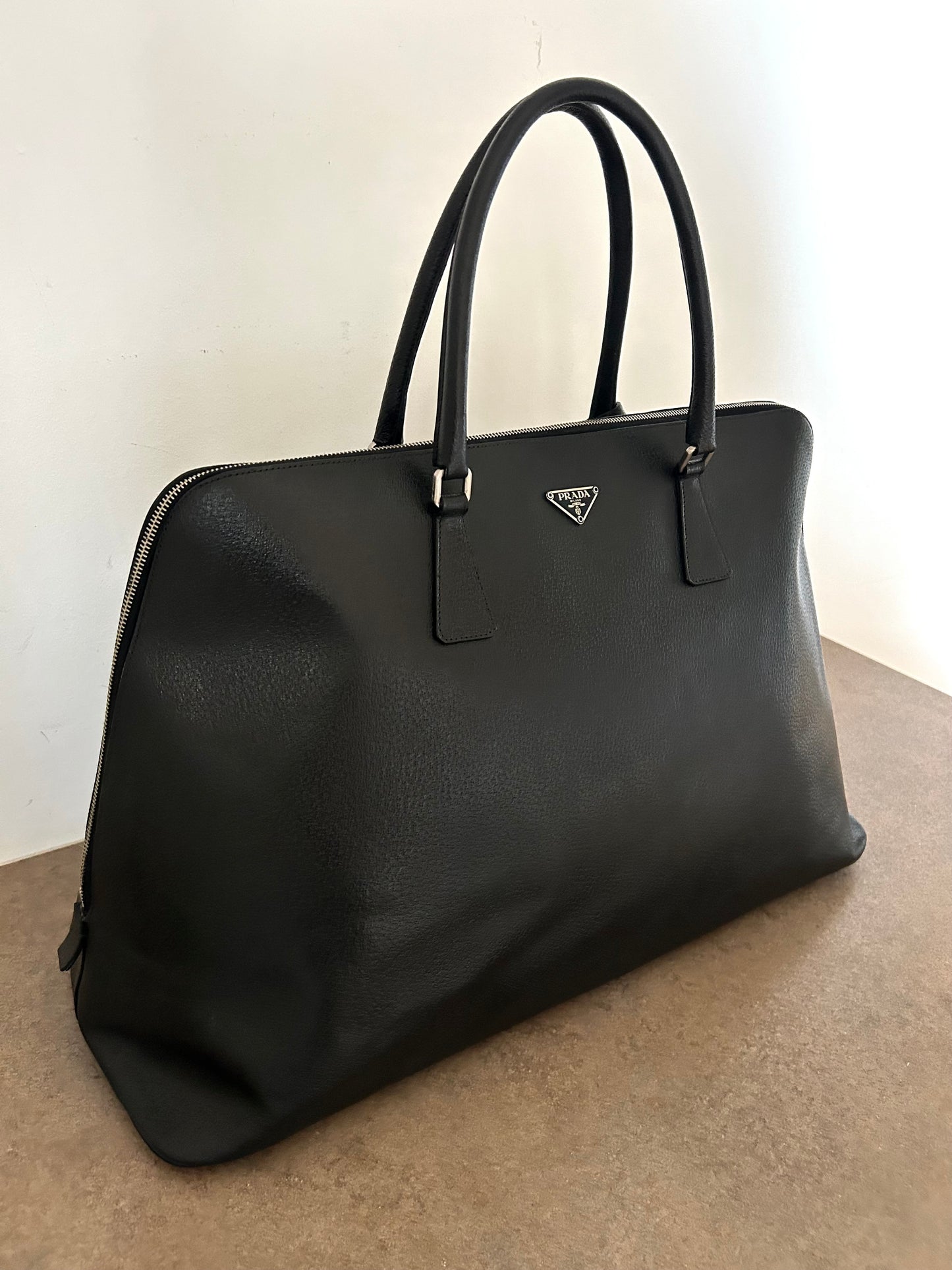 Prada Pyramid in pelle nera