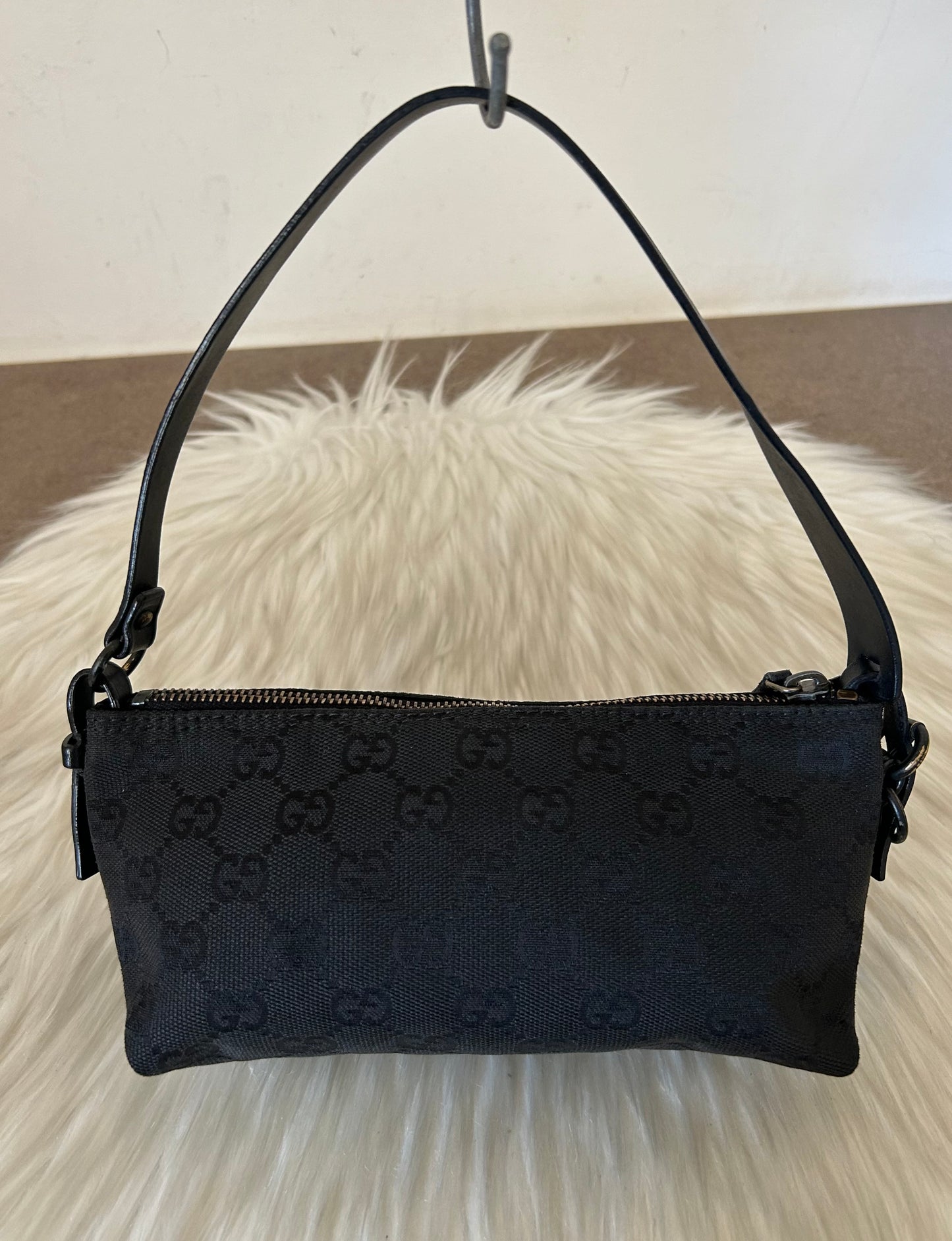 Gucci baguette nera in monogram