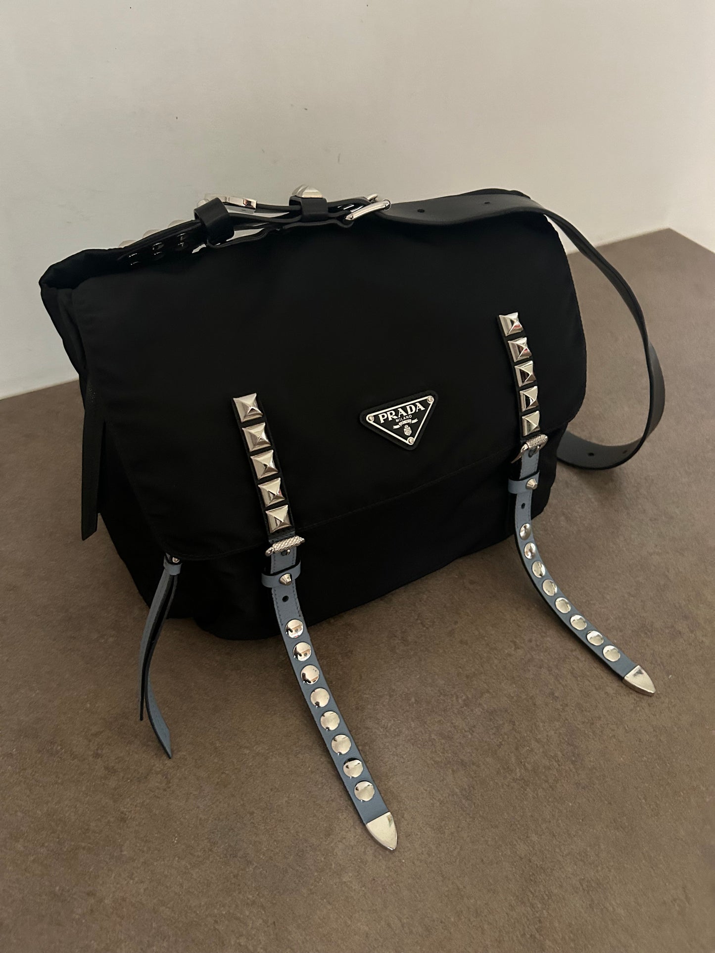 Prada tote in nylon con borchie