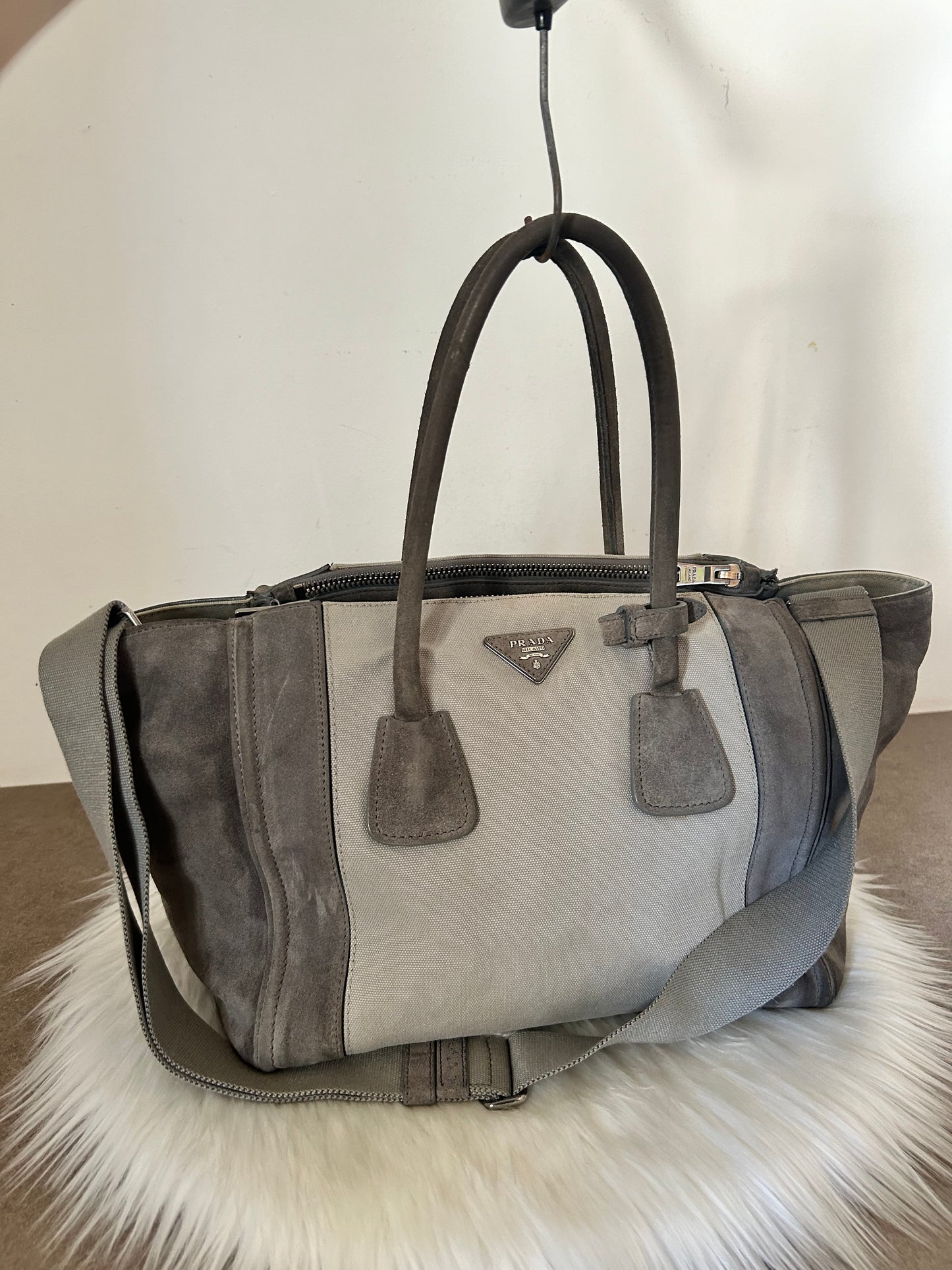 Prada tote bag grigia in tela e camoscio