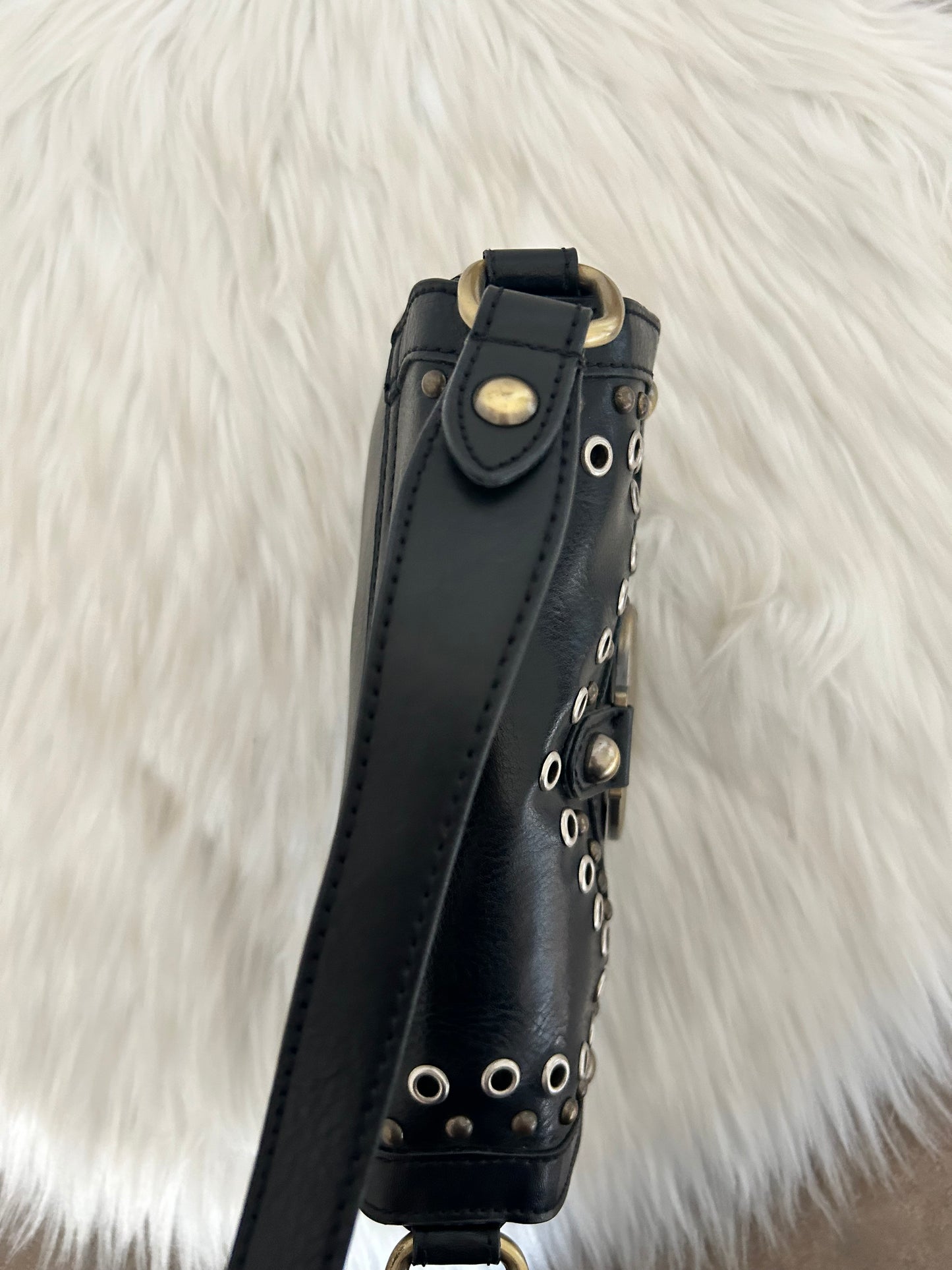 Borsa Guess vintage nera in similpelle con borchie