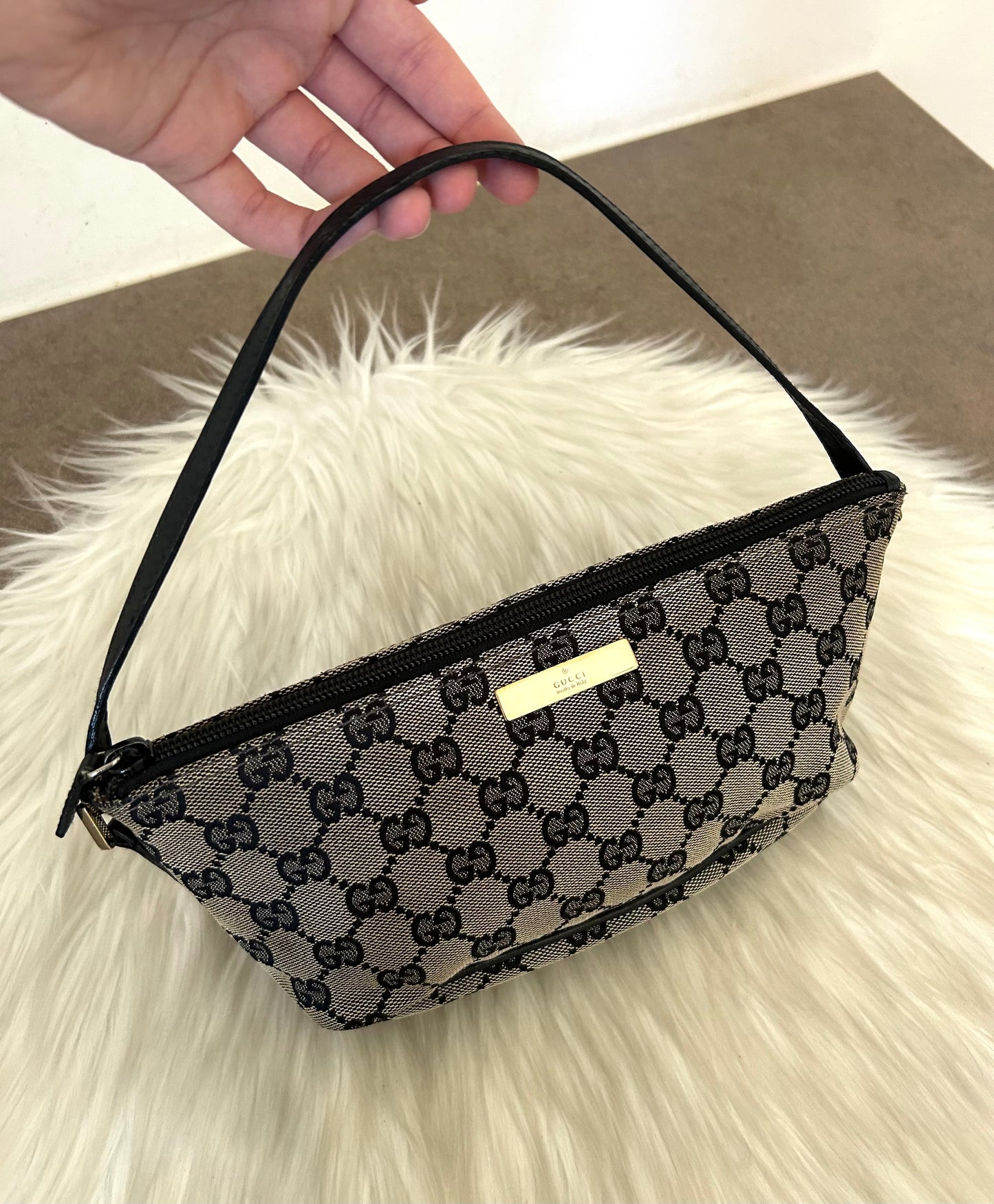 Gucci Boat in monogram con metalleria oro