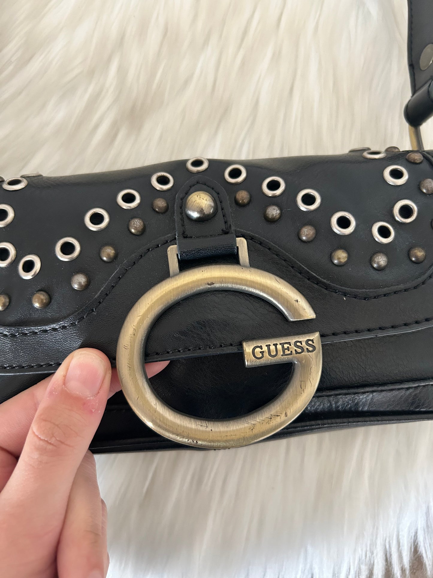 Borsa Guess vintage nera in similpelle con borchie