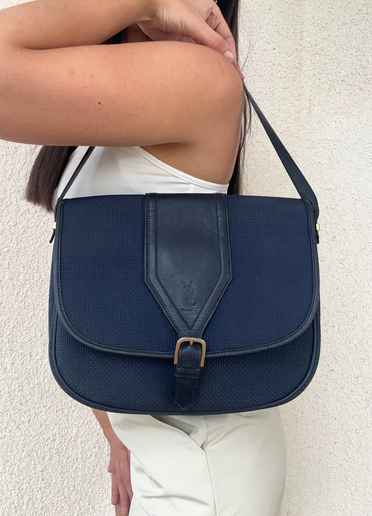 Yves Saint Laurent modello postina blu scuro