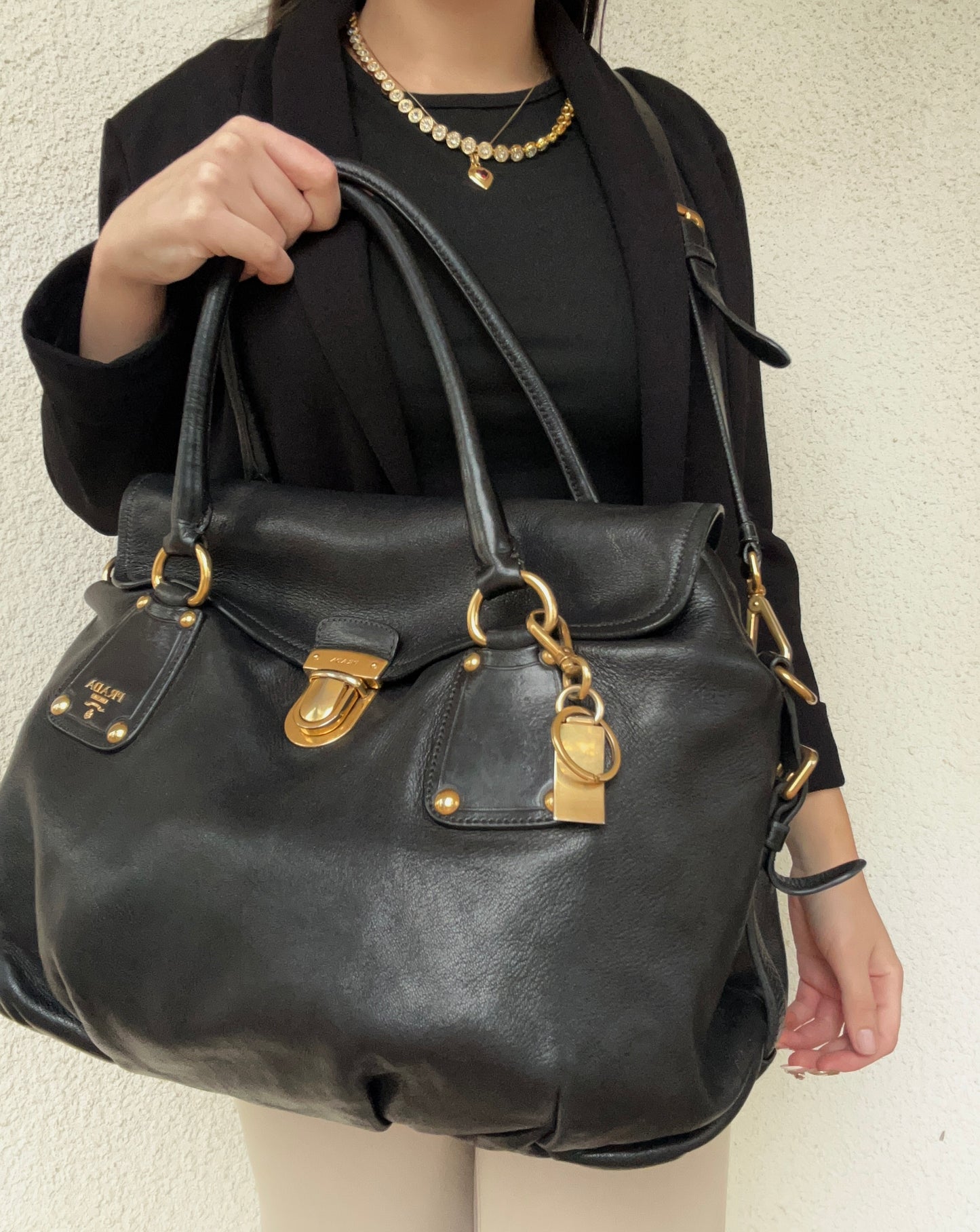 Prada tote in pelle nera con tracolla