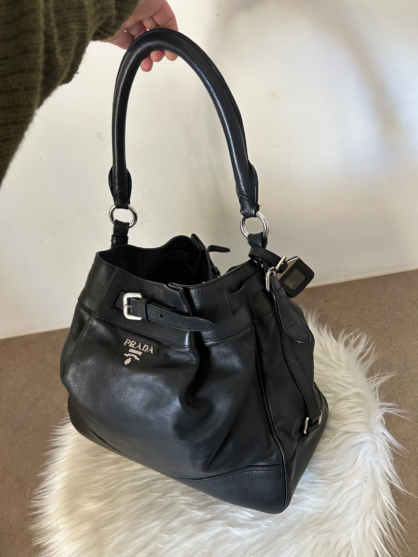 Secchiello Prada Buckle in pelle nero