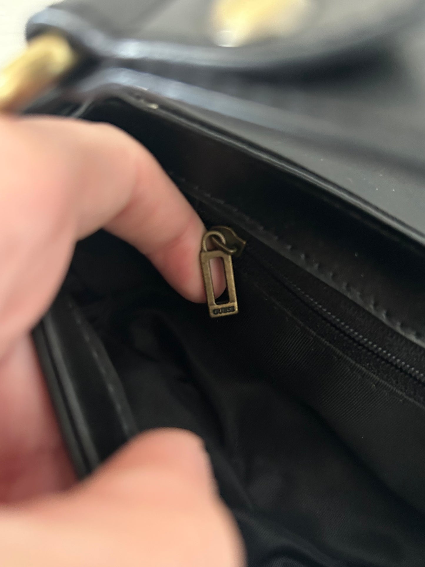 Borsa Guess vintage nera in similpelle con borchie