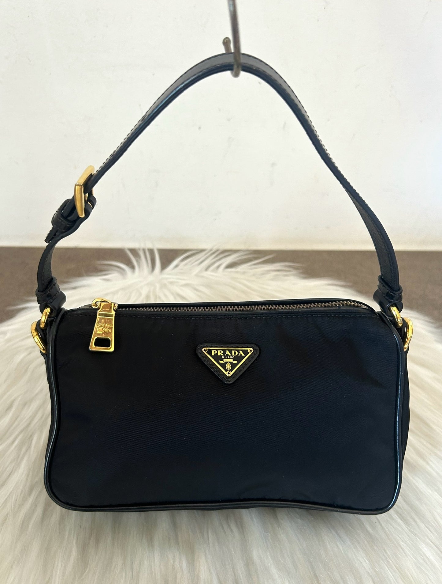 Prada baguette in nylon nera