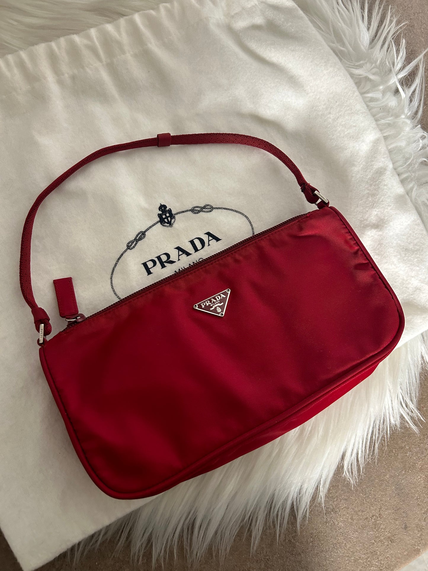 Prada baguette bordeaux in nylon