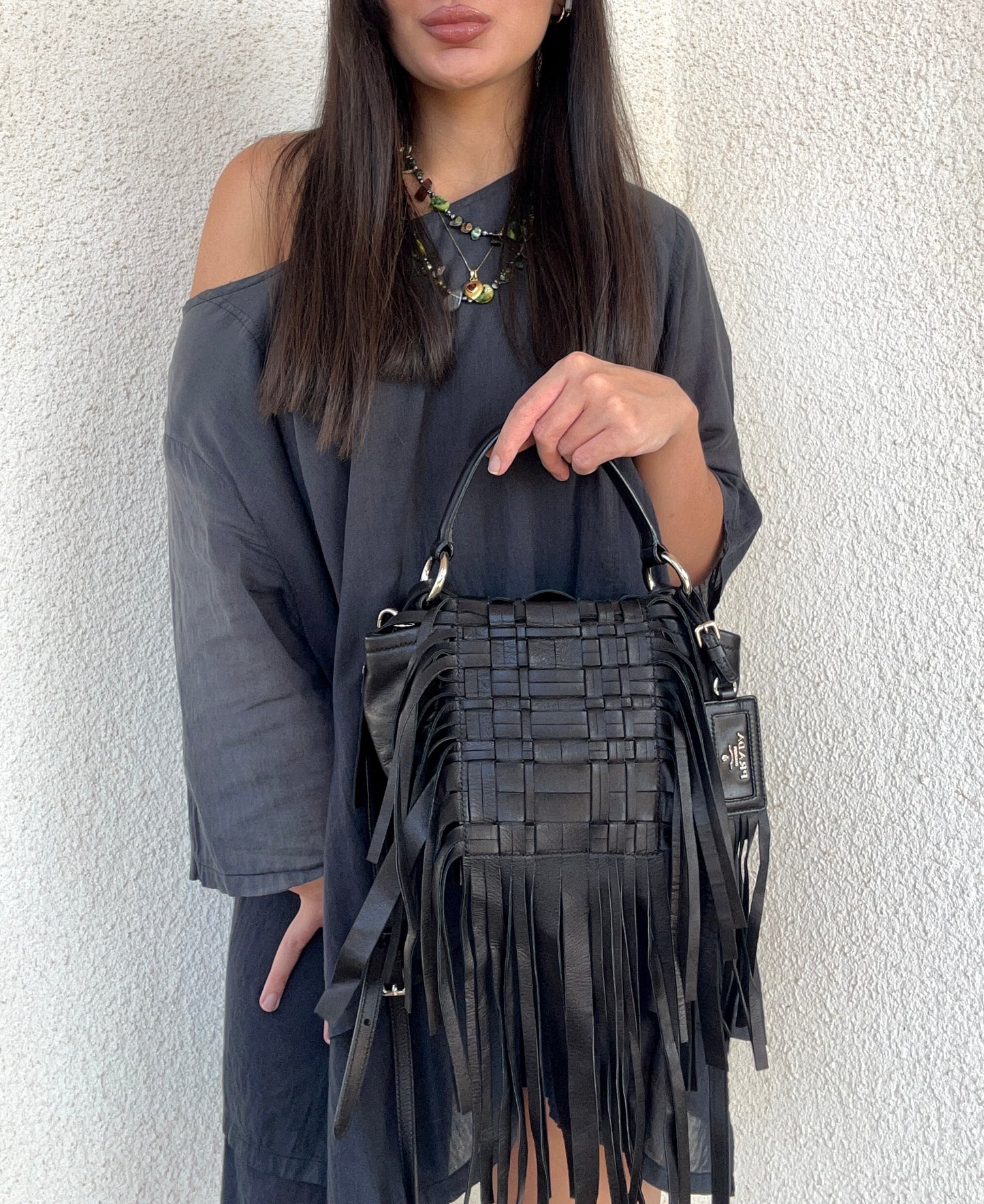 Prada in pelle nera con frange