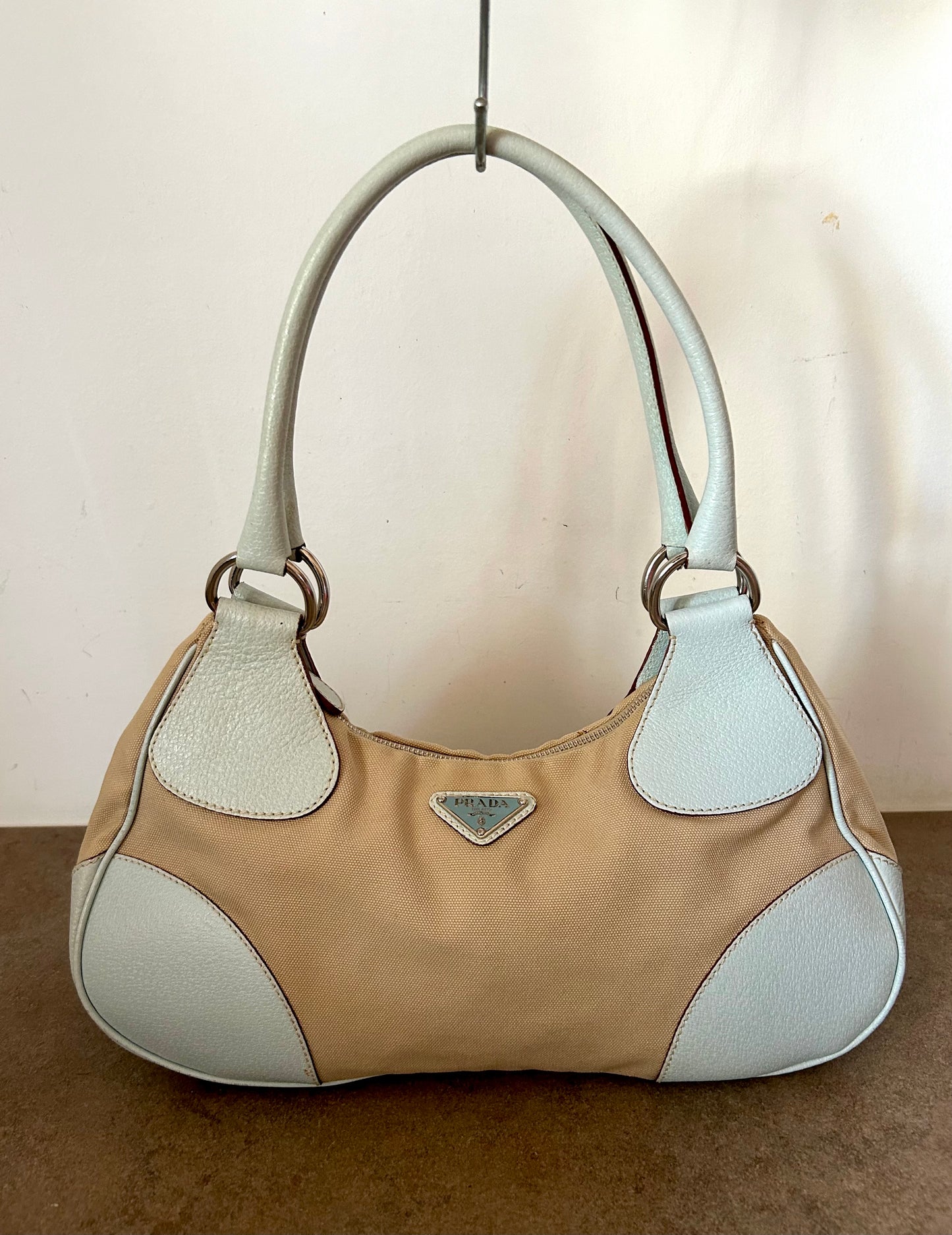 Prada Moon in tela beige e angoli e manico in pelle ciano