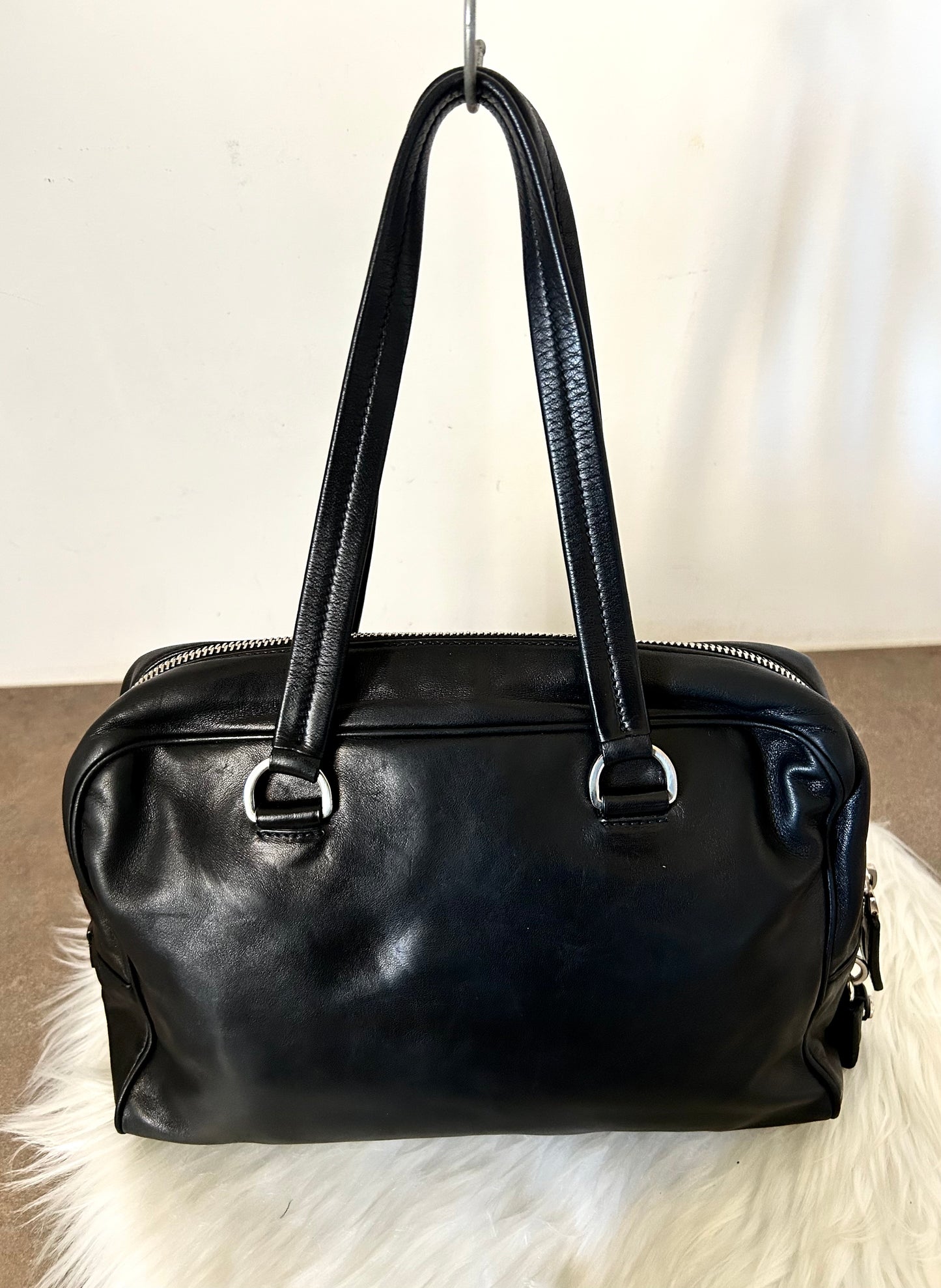 Prada tote bag in pelle nera e interni rosa