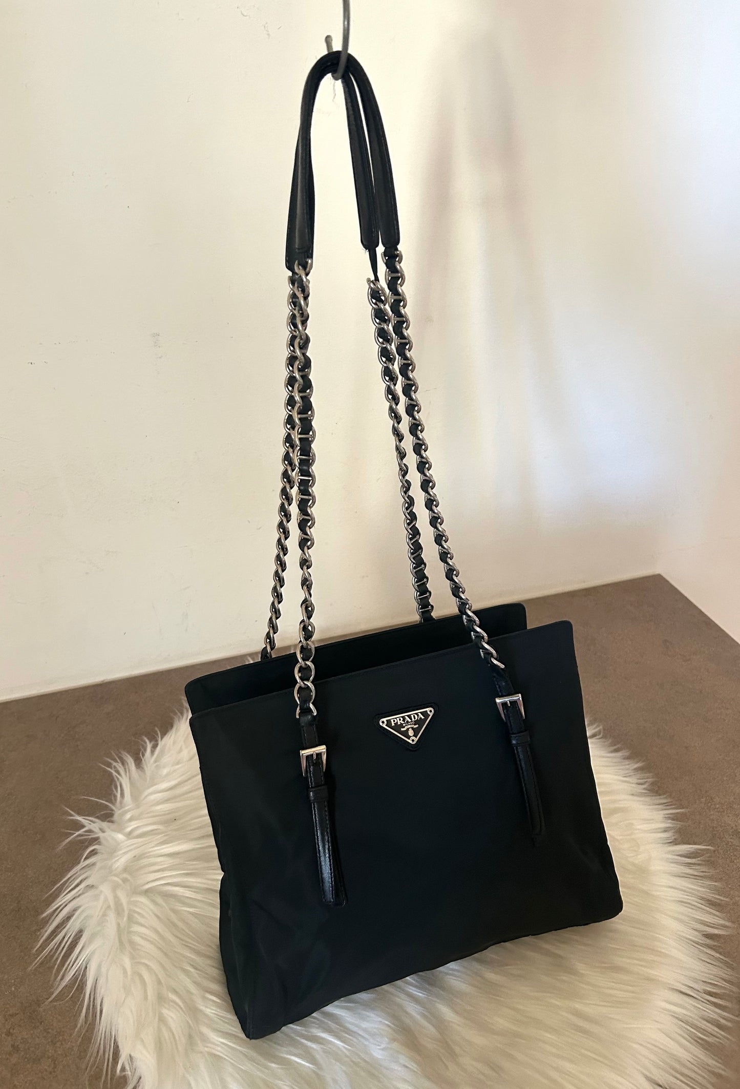 Prada tote in tela nera con catene