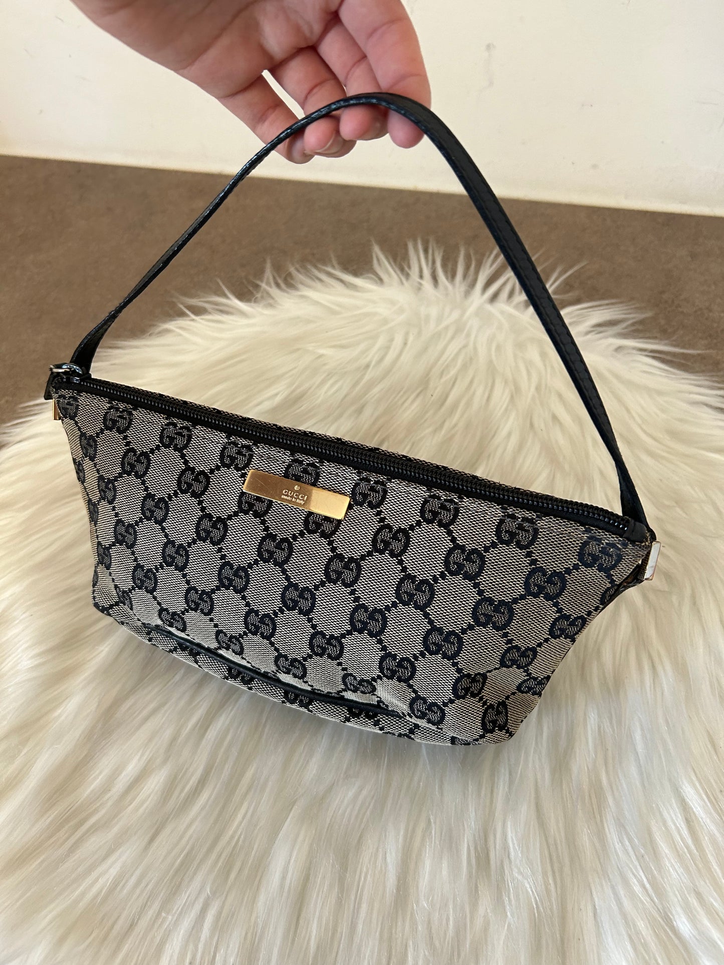 Gucci Boat in monogram con metalleria oro