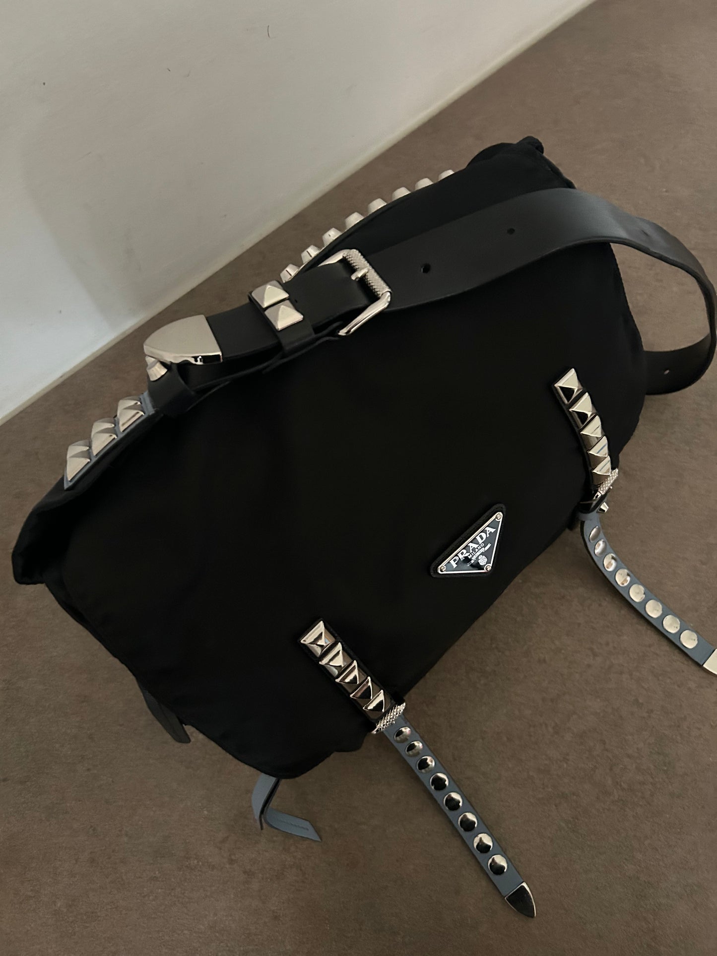 Prada tote in nylon con borchie