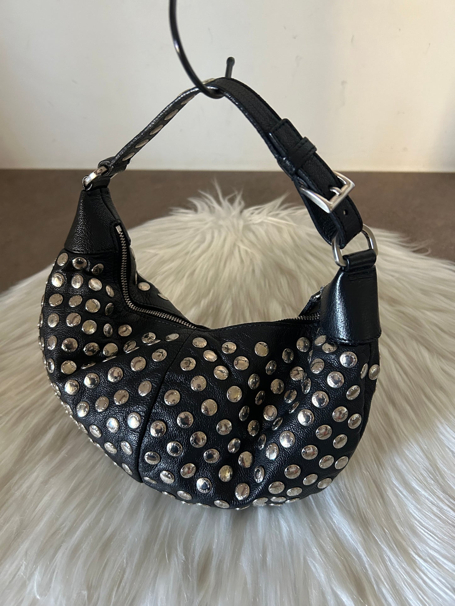 Prada Arqué in pelle nera con borchie logate