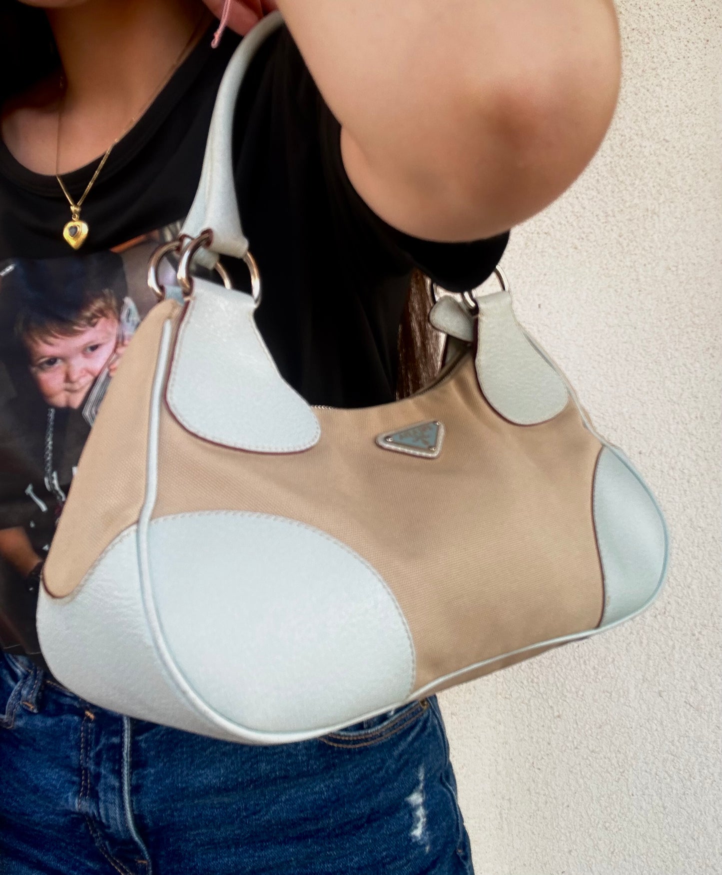 Prada Moon in tela beige e angoli e manico in pelle ciano