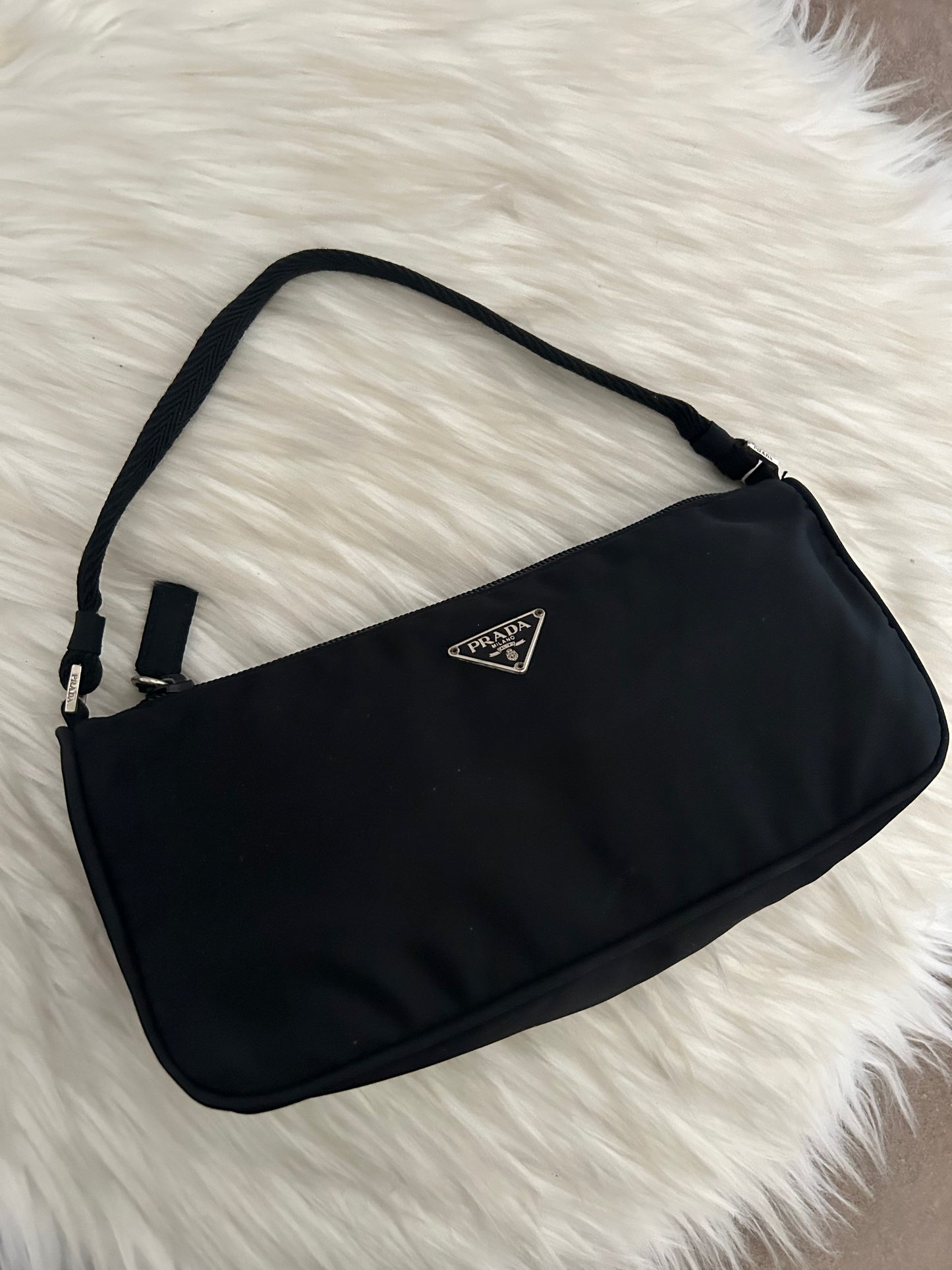 Prada baguette nera in nylon