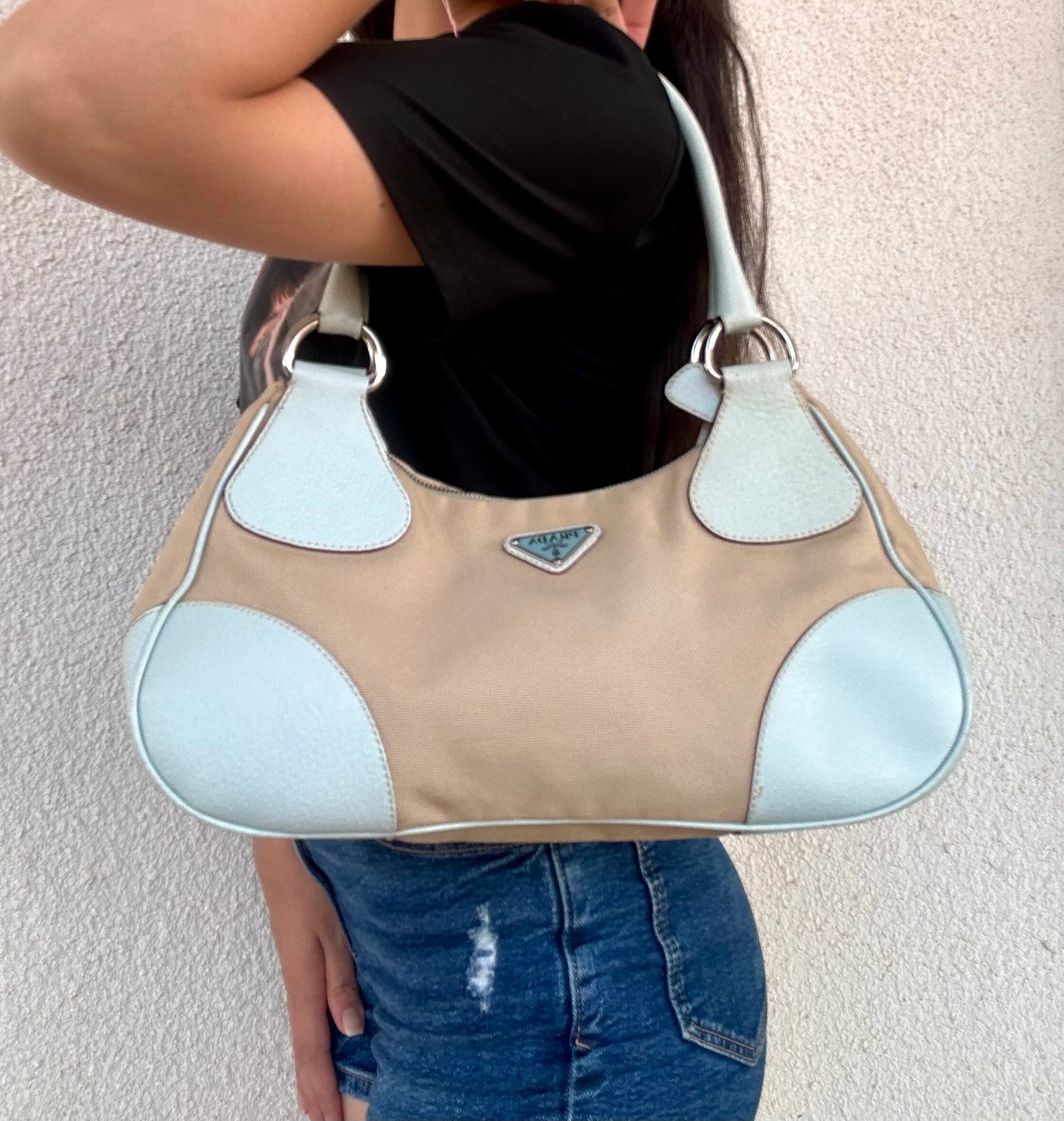 Prada Moon in tela beige e angoli e manico in pelle ciano