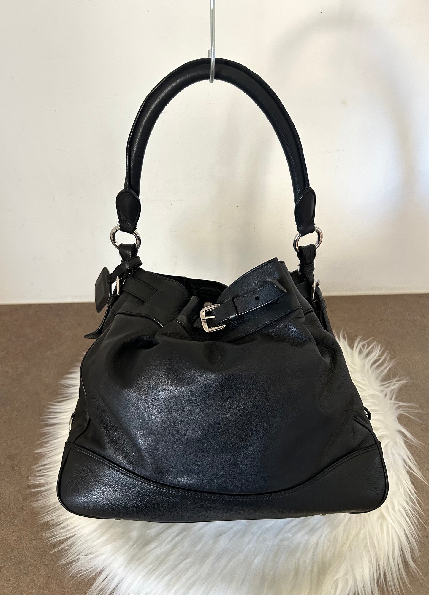 Secchiello Prada Buckle in pelle nero