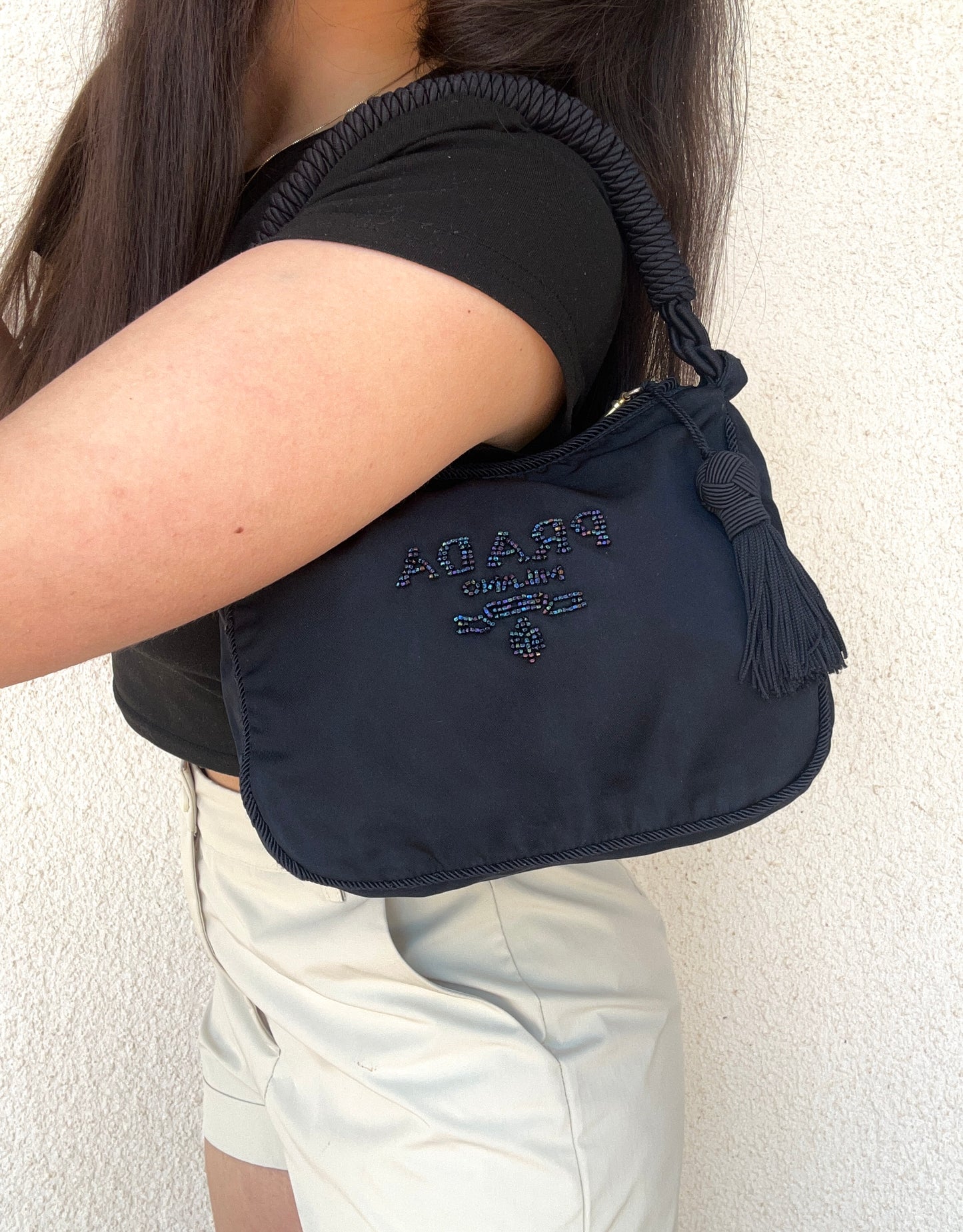Prada con logo in perline olografiche