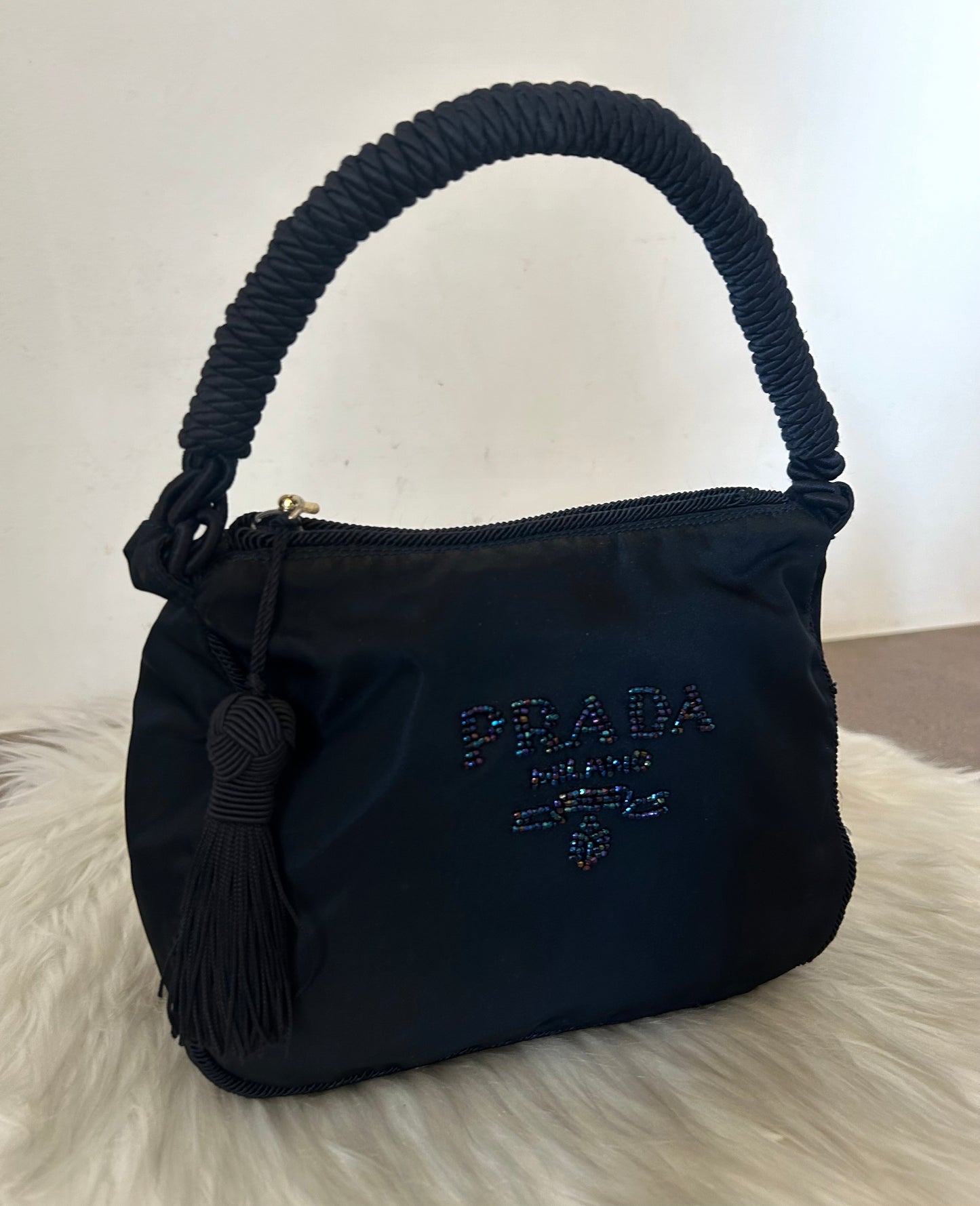 Prada con logo in perline olografiche