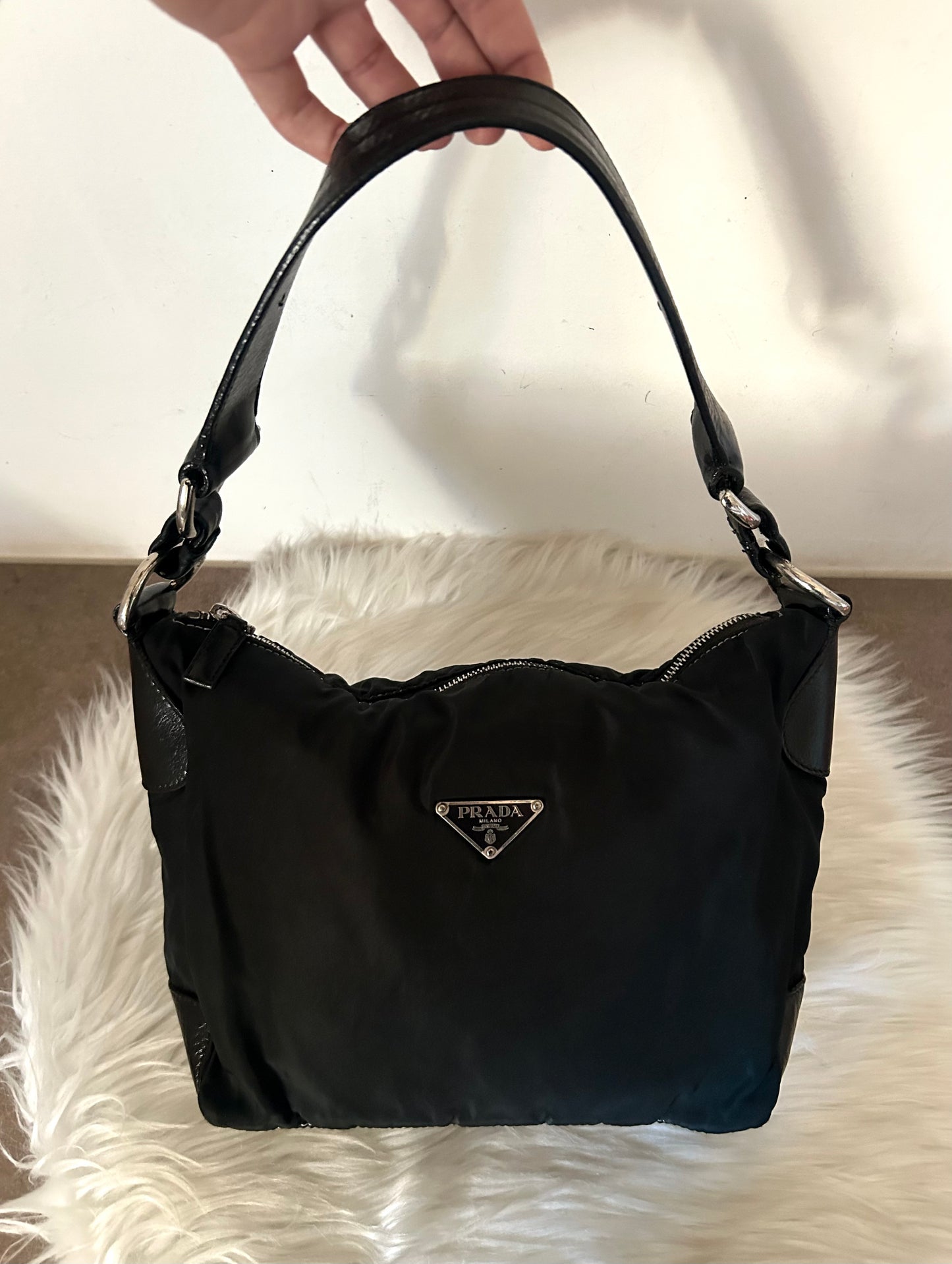 Prada Baguette in nylon e pelle nera
