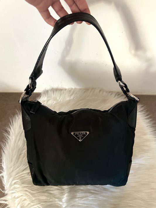Prada Baguette in nylon e pelle nera