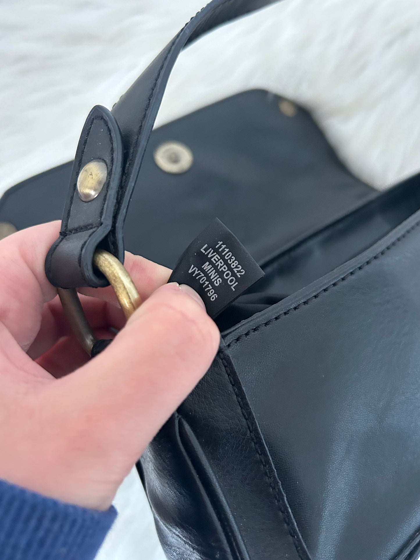 Borsa Guess vintage nera in similpelle con borchie