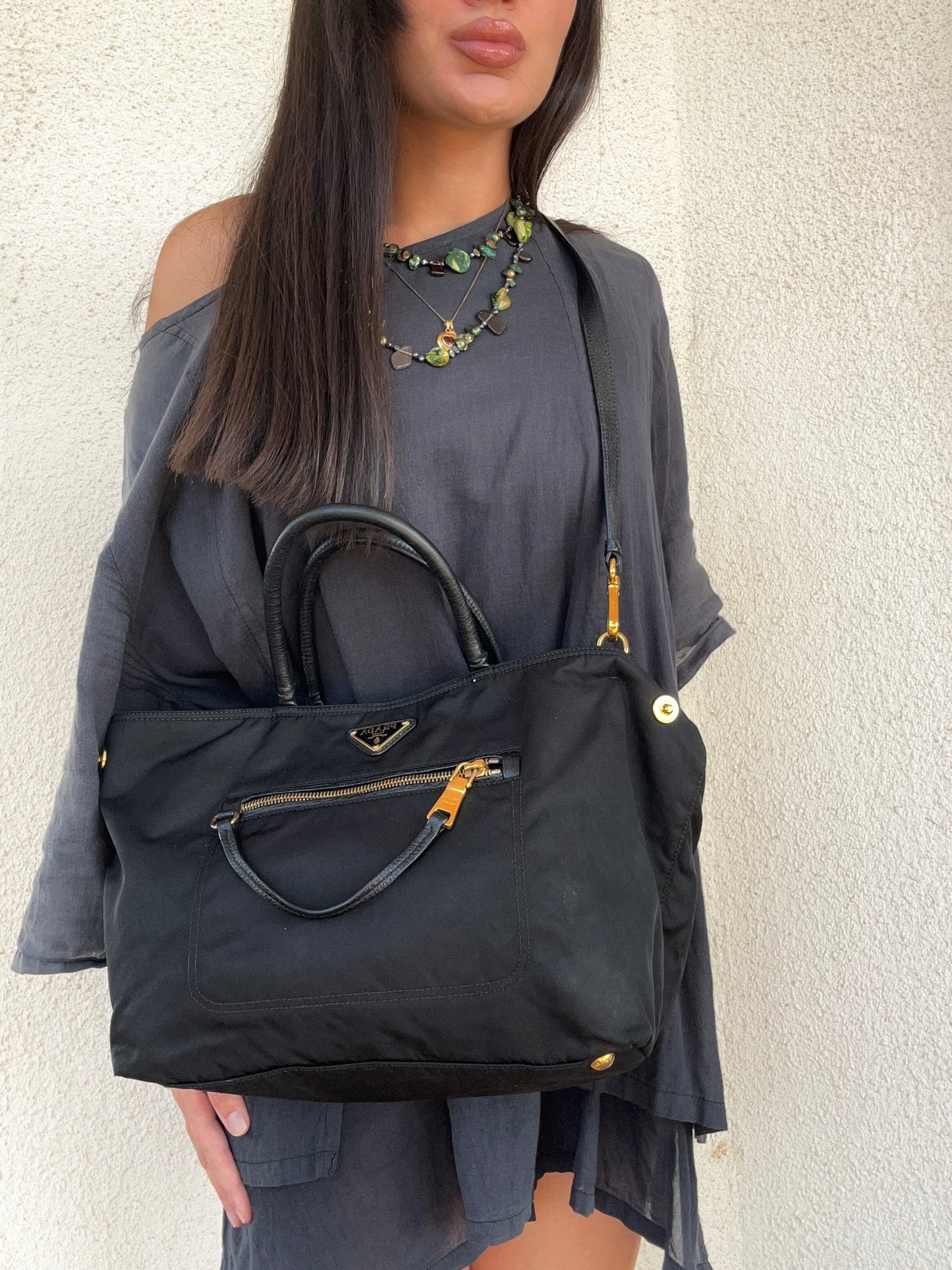 Prada tote nera in nylon e pelle