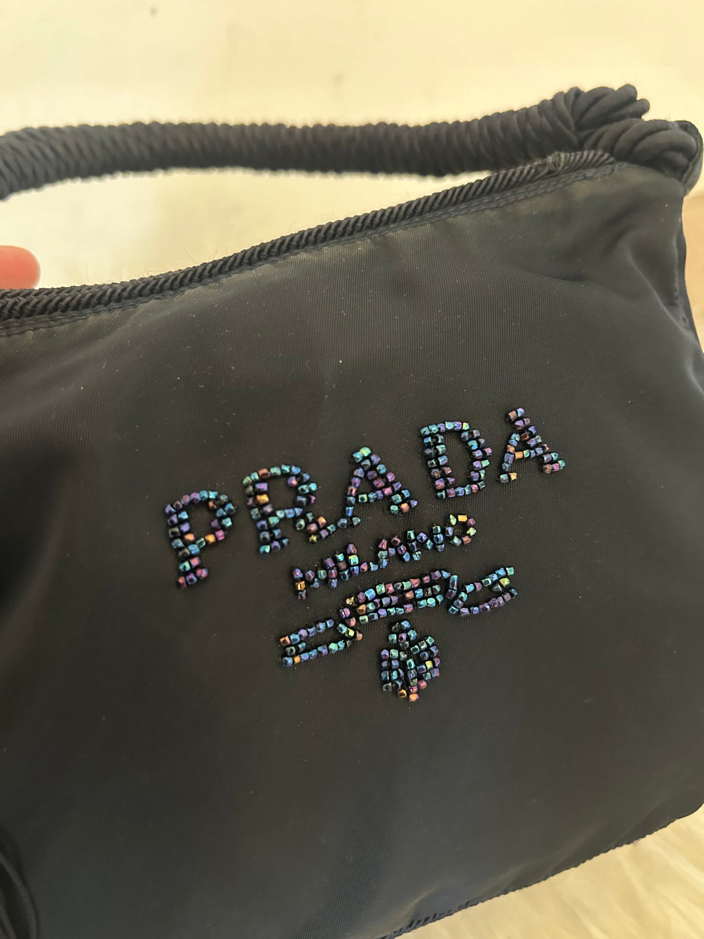 Prada con logo in perline olografiche