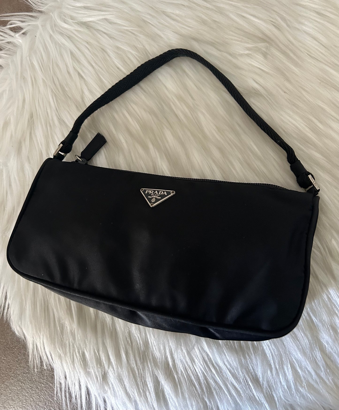 Prada baguette nera in nylon