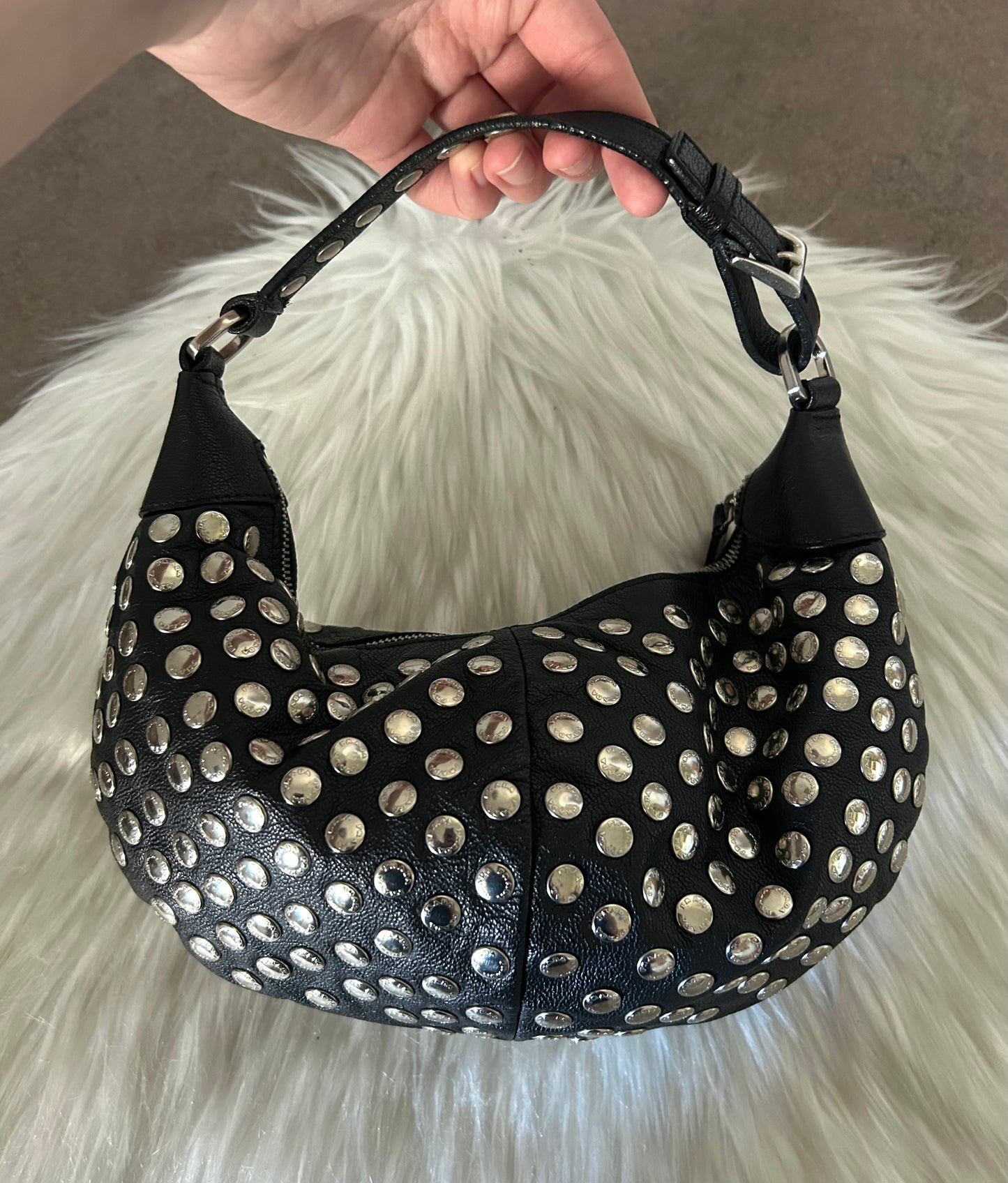 Prada Arqué in pelle nera con borchie logate