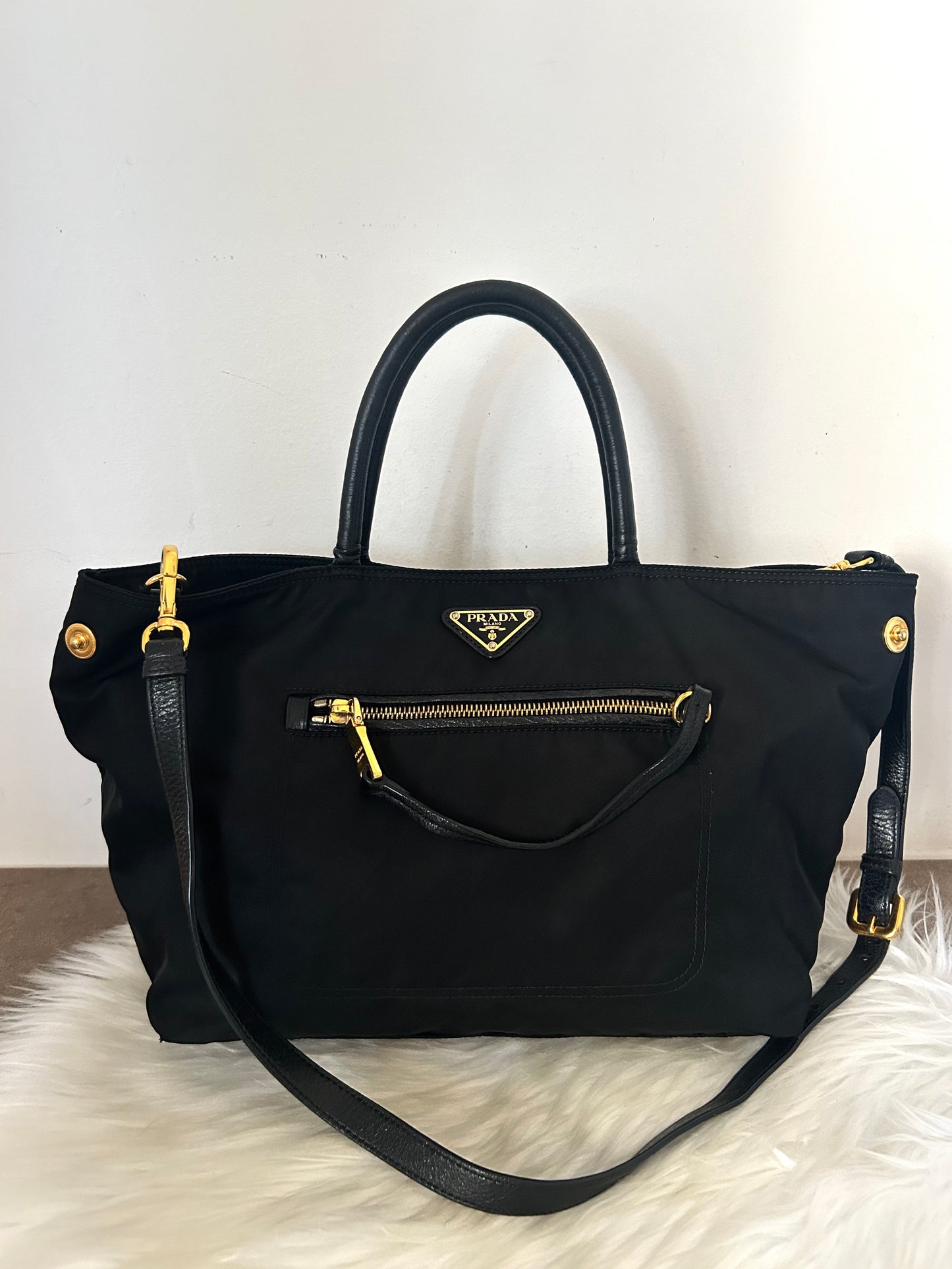 Prada tote nera in nylon e pelle