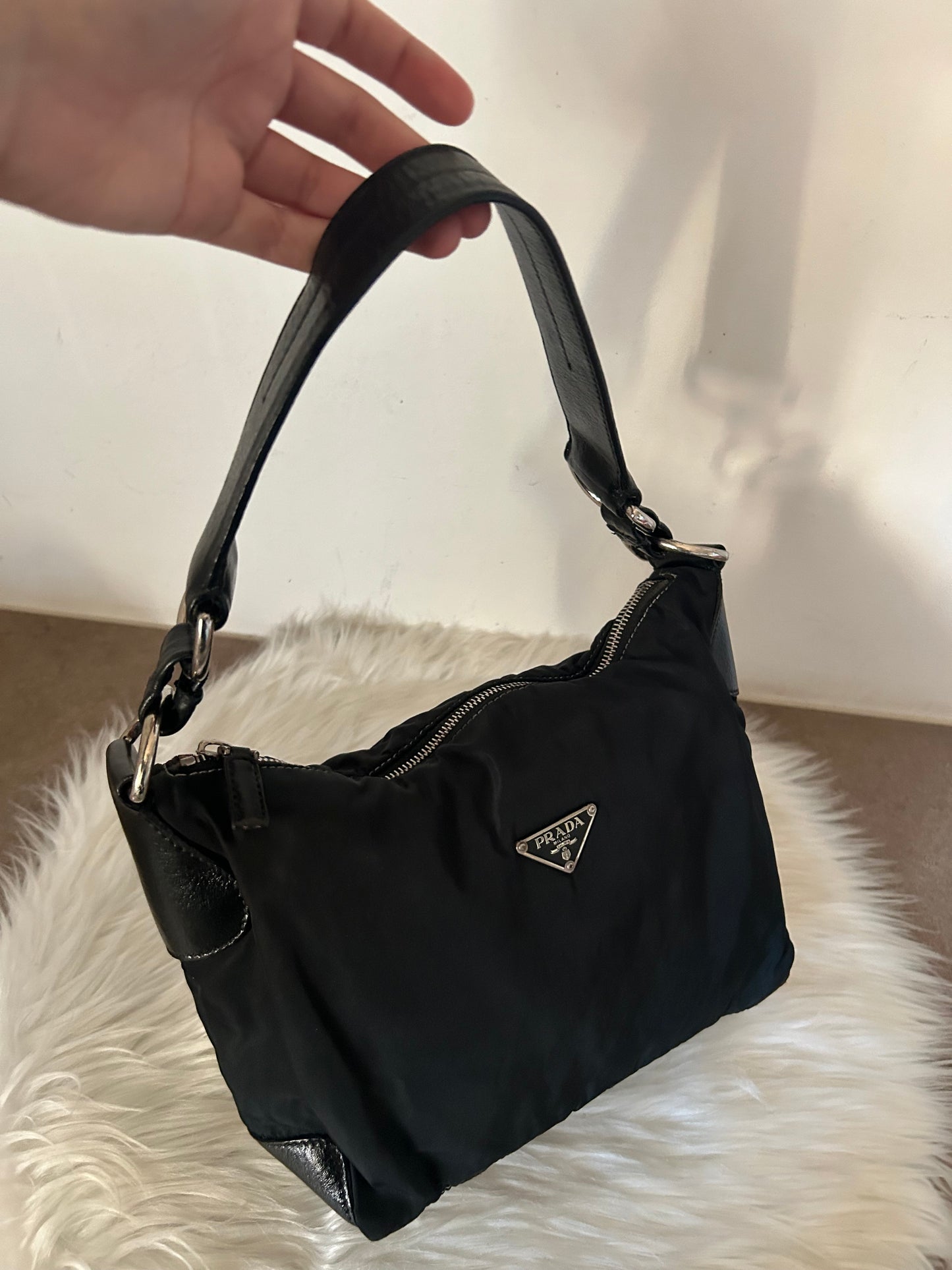 Prada Baguette in nylon e pelle nera