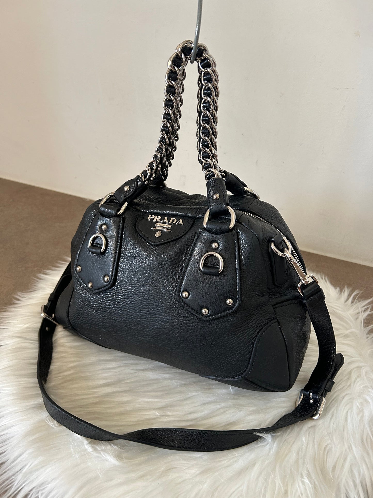 Prada tote in pelle nera con tracolla