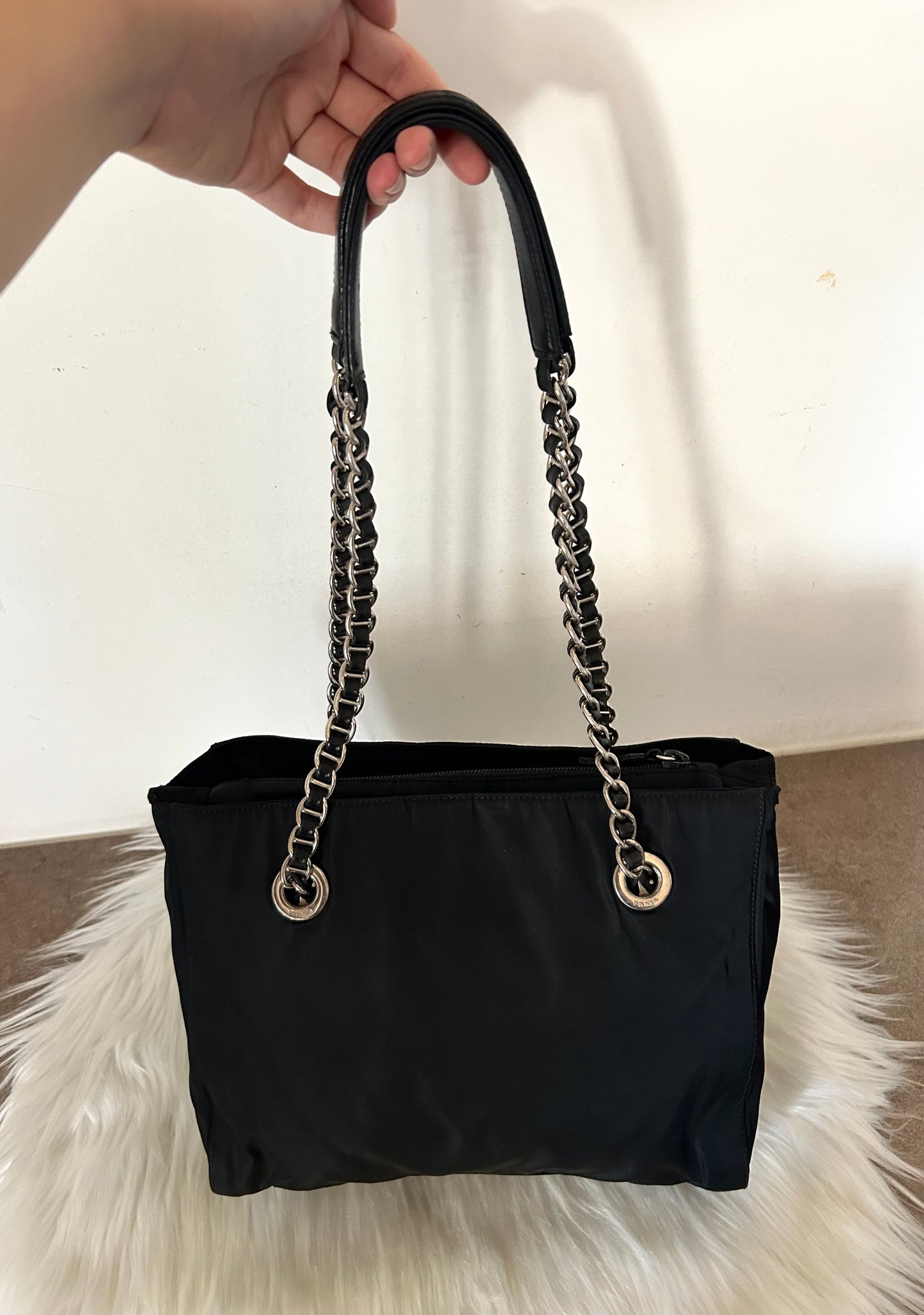 Prada borsa in nylon con catene