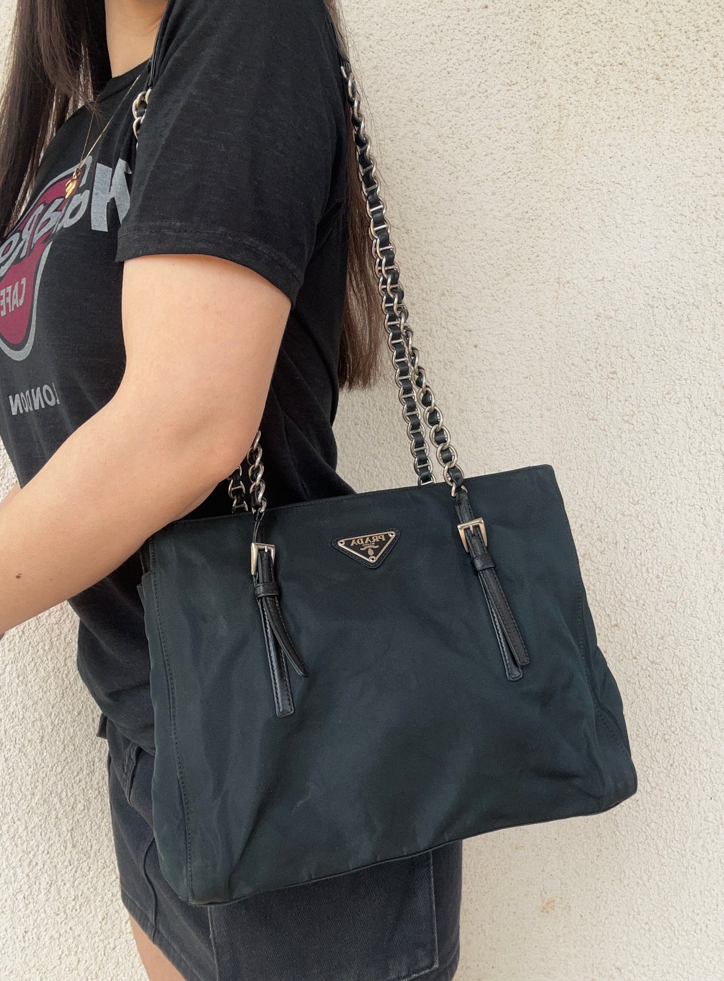 Prada tote con catene in nylon blu scuro
