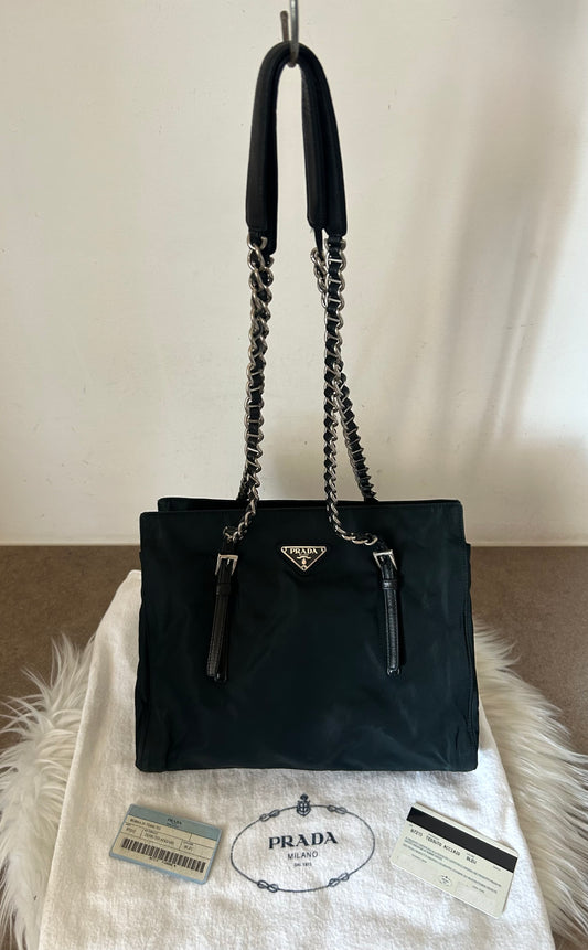 Prada tote con catene in nylon blu scuro