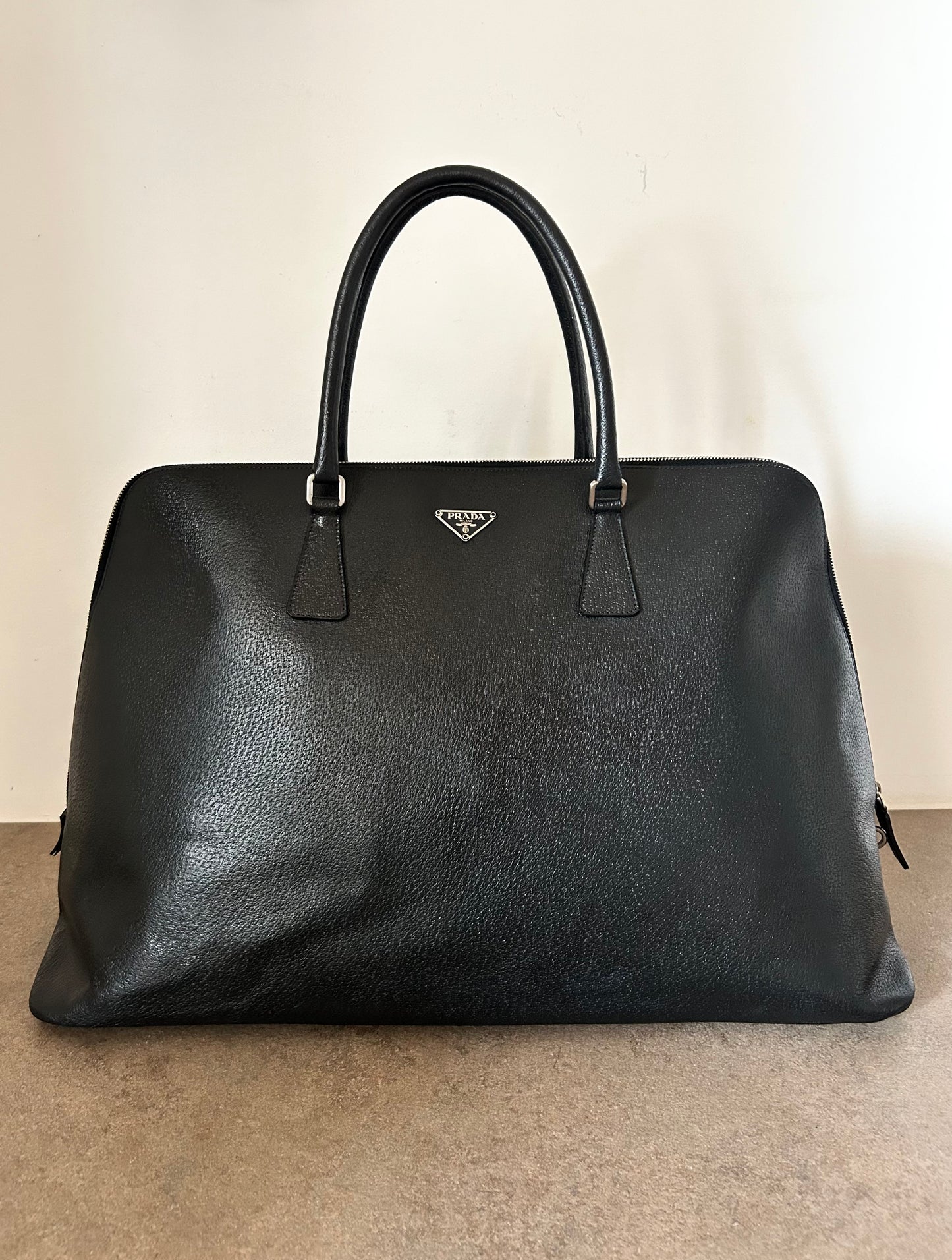 Prada Pyramid in pelle nera