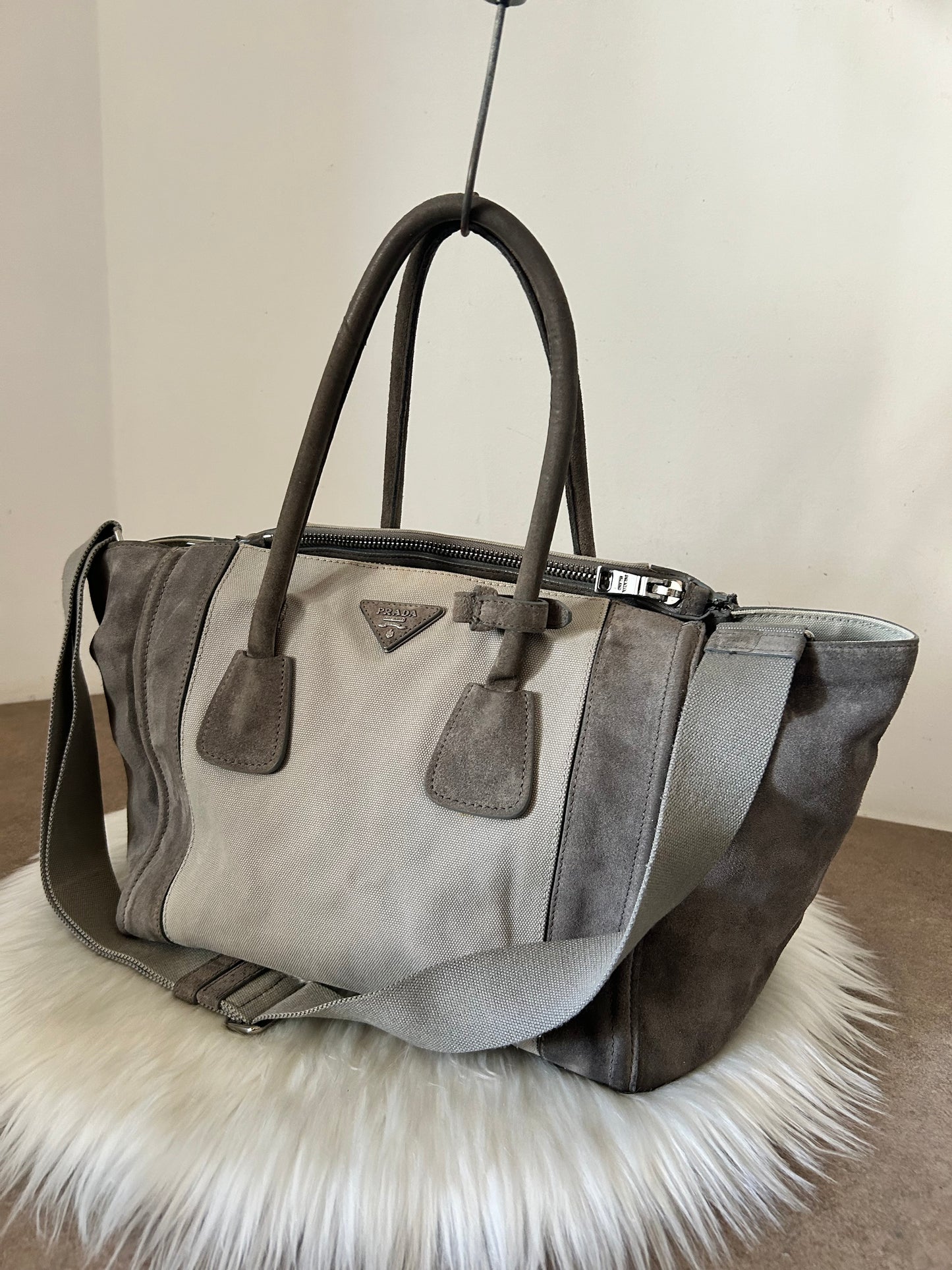 Prada tote bag grigia in tela e camoscio