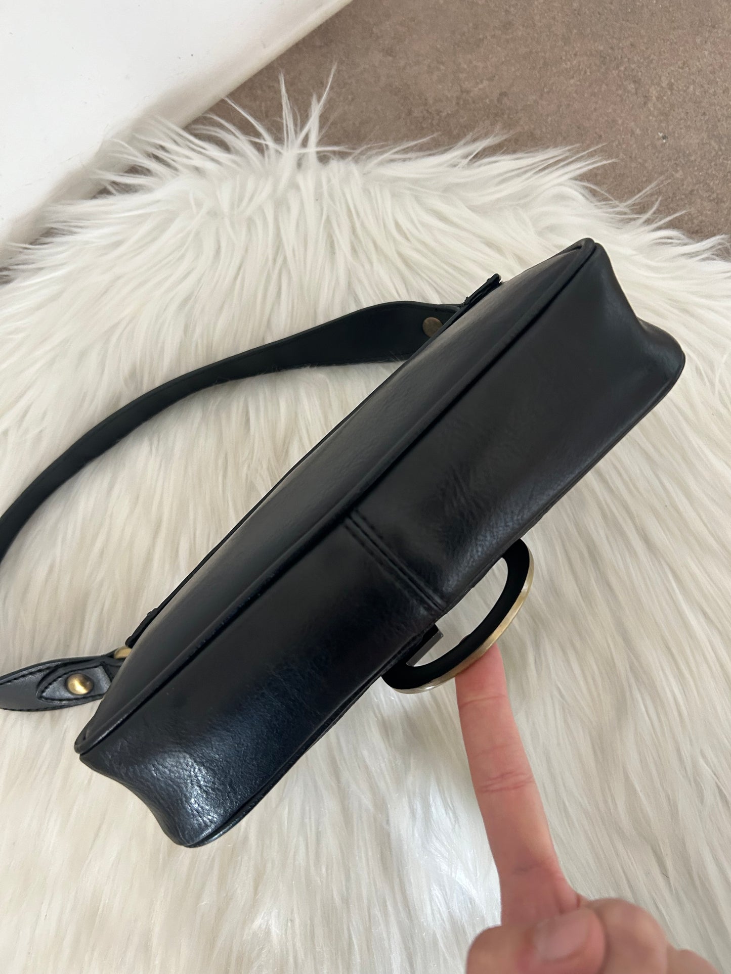Borsa Guess vintage nera in similpelle con borchie