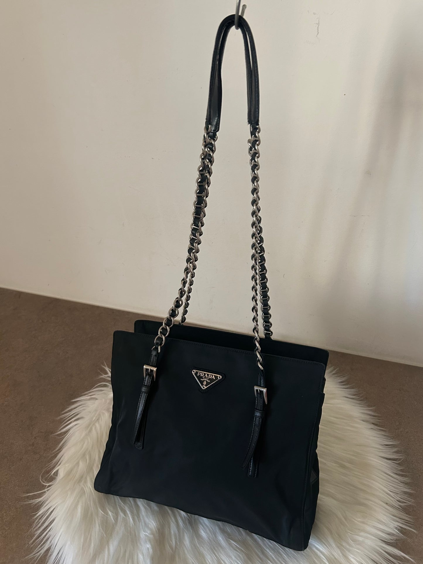 Prada tote in tela nera con catene